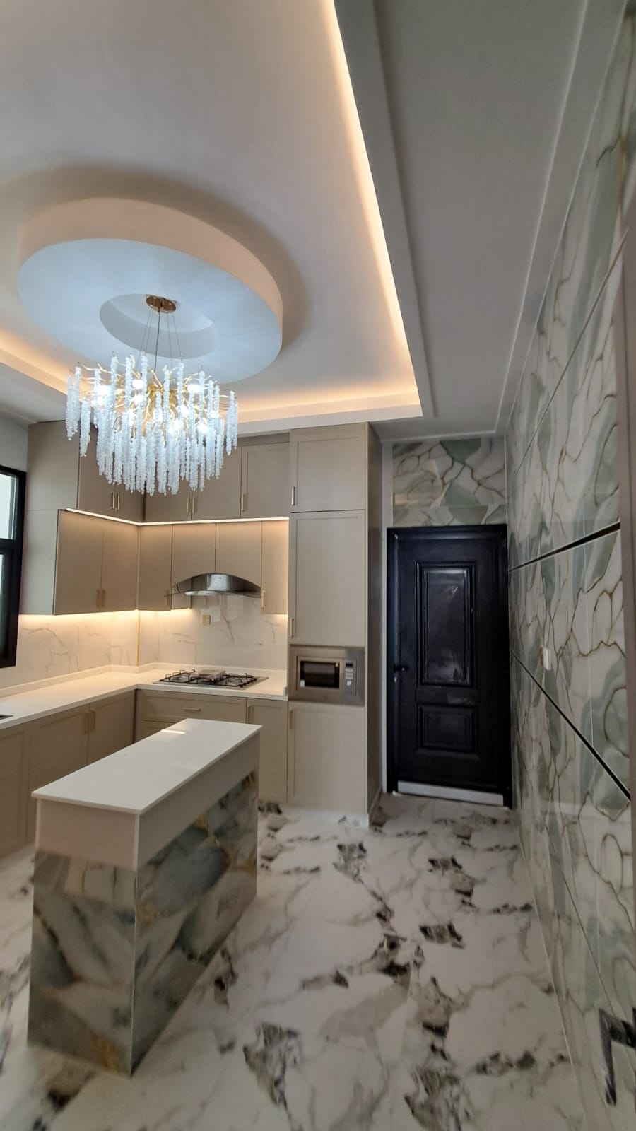 🏡 فيلا فاخرة للبيع في منطقة الياسمين فرصة مميزة لامتلاك فيلا فاخرة بتصميم عصري ومميز في موقع هادئ ومطلوب في منطقة الياسمين. 🔹 مواصفات الفيلا: مجلس كبير بتصميم 11