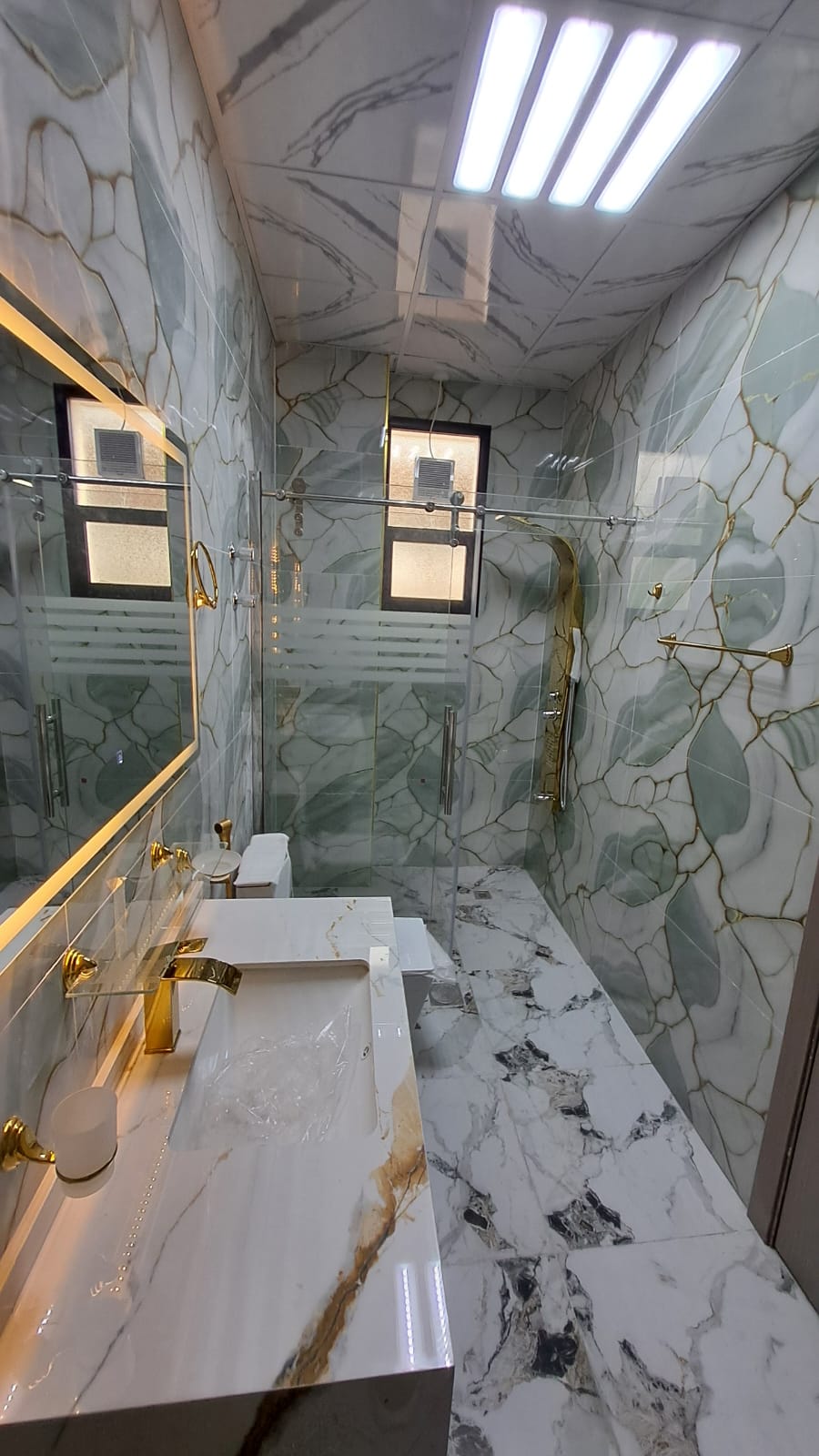 🏡 فيلا فاخرة للبيع في منطقة الياسمين فرصة مميزة لامتلاك فيلا فاخرة بتصميم عصري ومميز في موقع هادئ ومطلوب في منطقة الياسمين. 🔹 مواصفات الفيلا: مجلس كبير بتصميم 12
