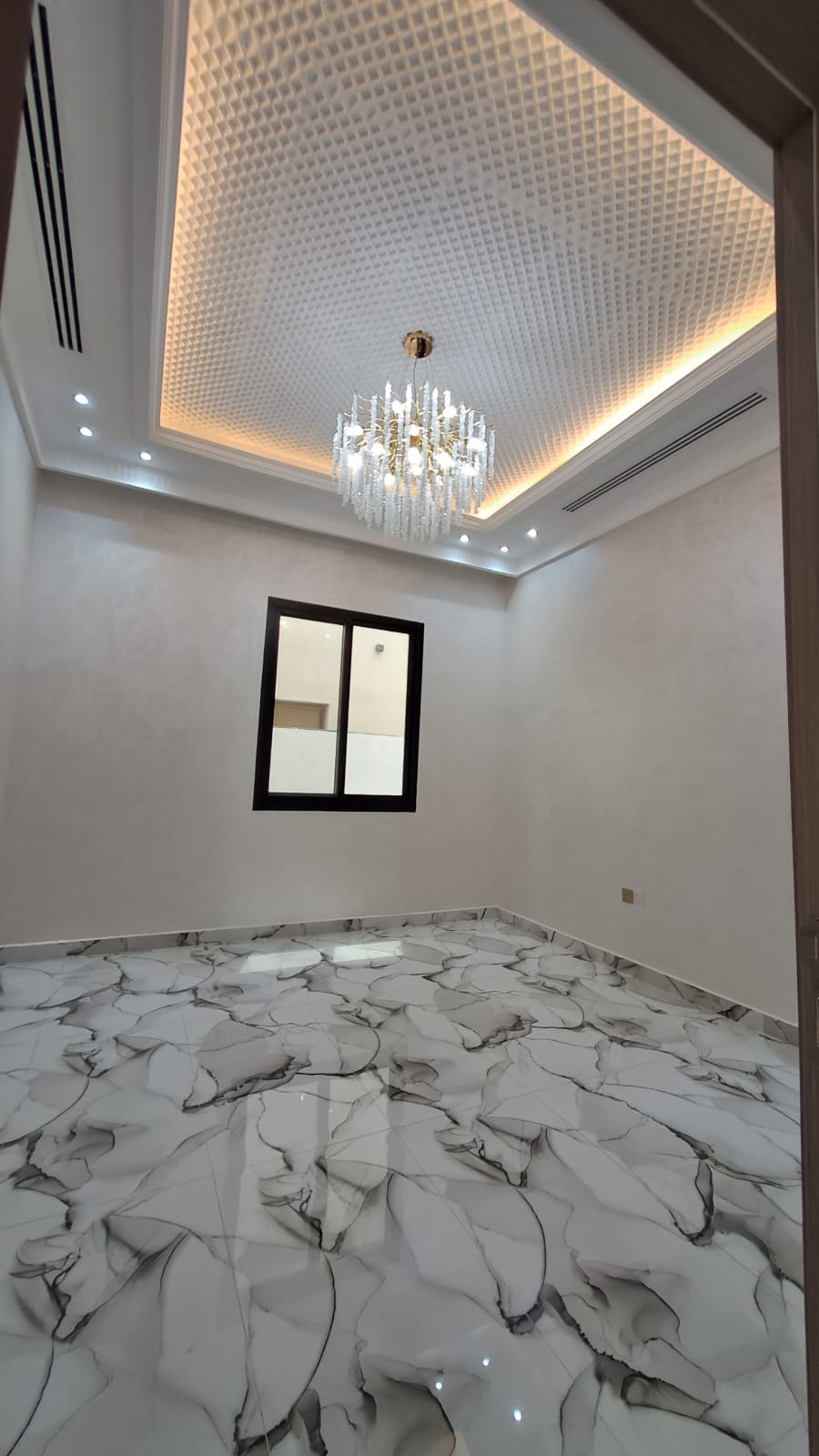 🏡 فيلا فاخرة للبيع في منطقة الياسمين فرصة مميزة لامتلاك فيلا فاخرة بتصميم عصري ومميز في موقع هادئ ومطلوب في منطقة الياسمين. 🔹 مواصفات الفيلا: مجلس كبير بتصميم 13