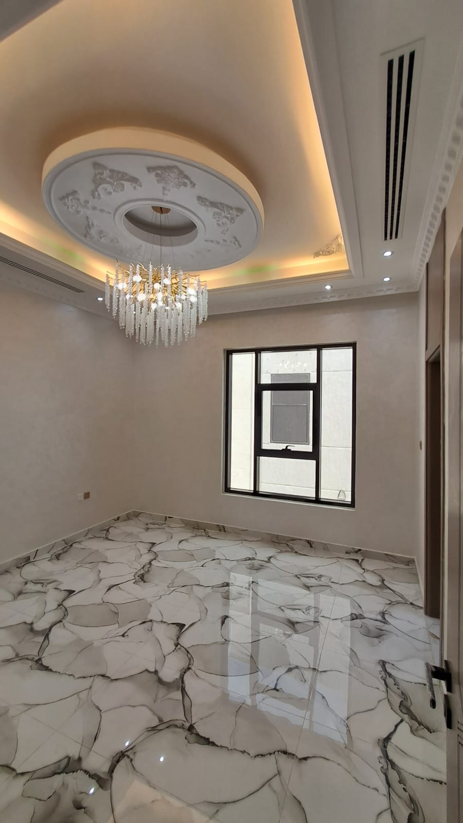 🏡 فيلا فاخرة للبيع في منطقة الياسمين فرصة مميزة لامتلاك فيلا فاخرة بتصميم عصري ومميز في موقع هادئ ومطلوب في منطقة الياسمين. 🔹 مواصفات الفيلا: مجلس كبير بتصميم 14