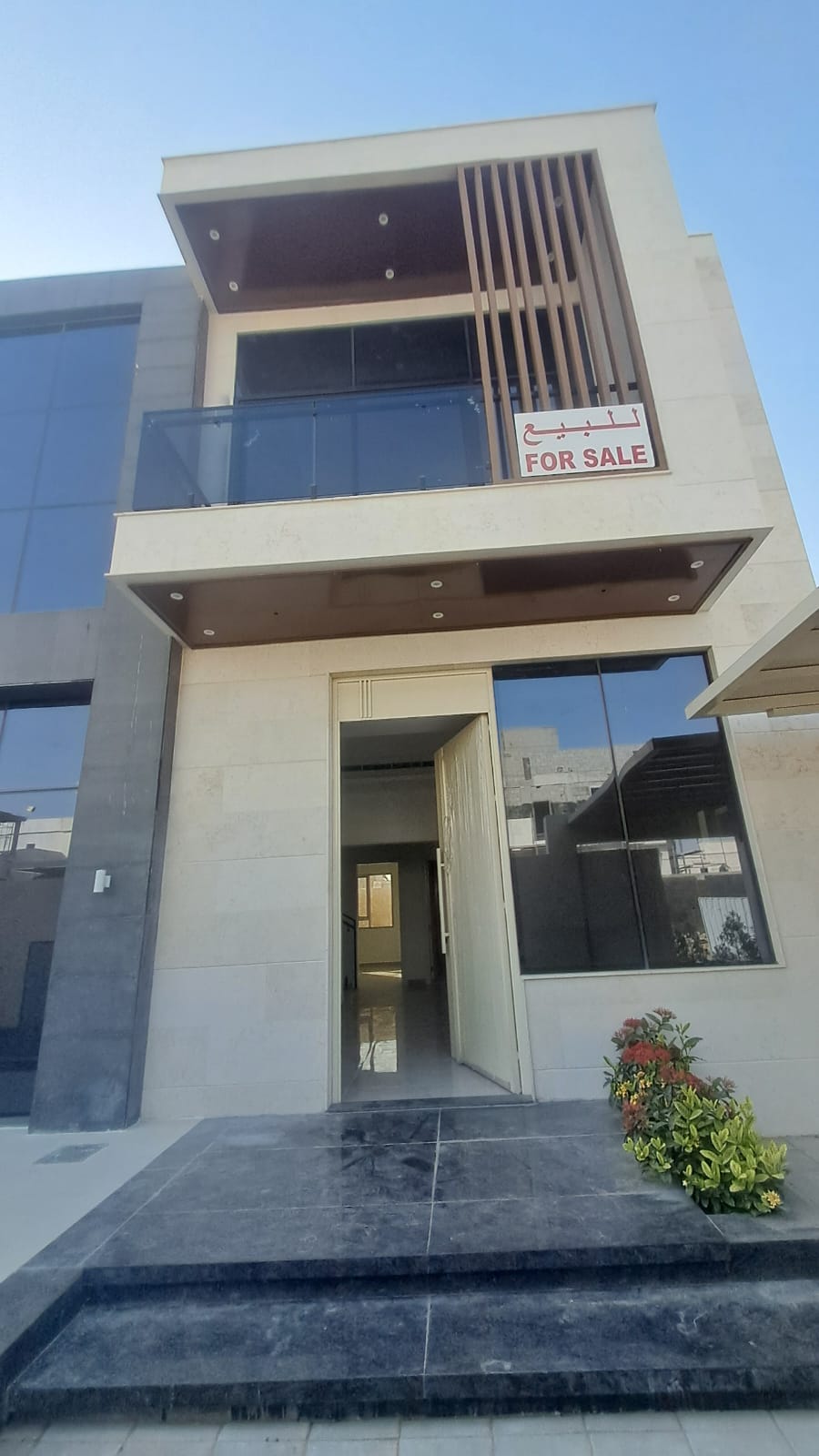 Luxury villa with swimming pool in Al-Haylo area, close to the mosque and children's play area.