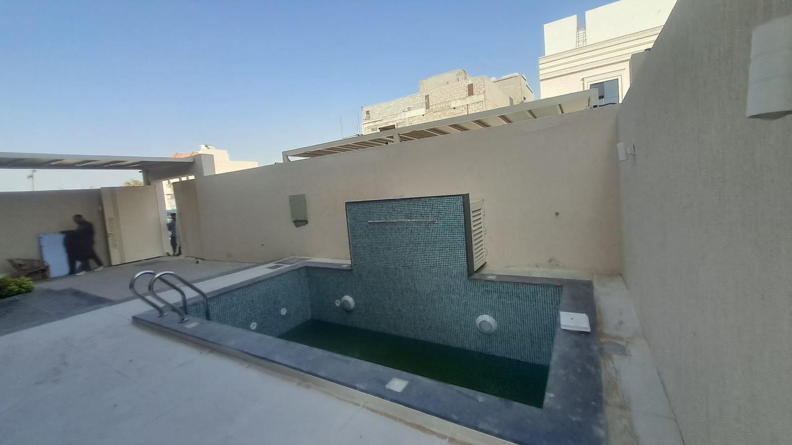 Luxury villa with swimming pool in Al-Haylo area, close to the mosque and children's play area. 2
