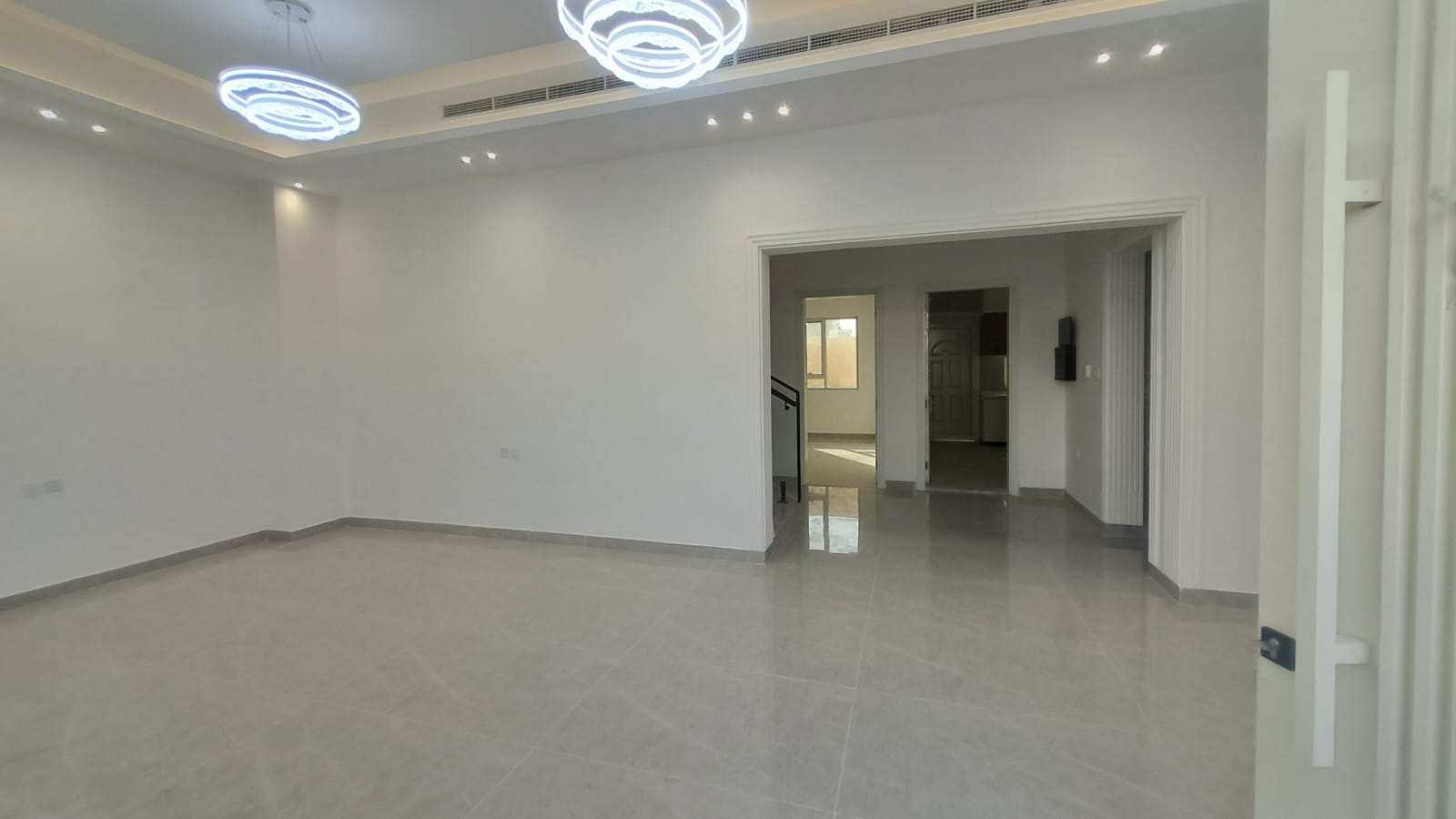 Luxury villa with swimming pool in Al-Haylo area, close to the mosque and children's play area. 3
