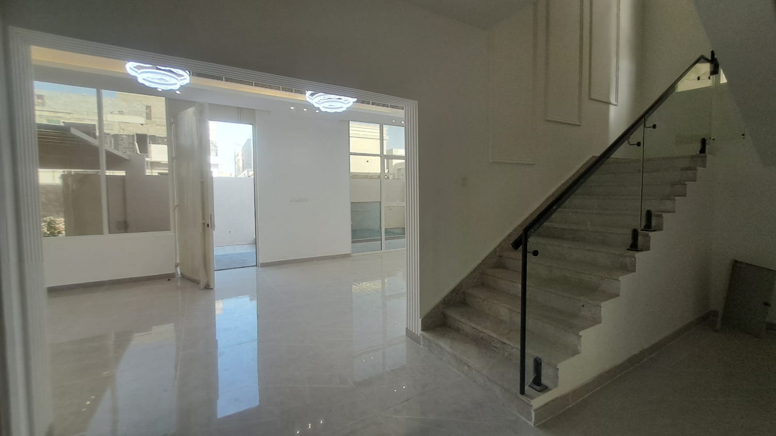 Luxury villa with swimming pool in Al-Haylo area, close to the mosque and children's play area. 4