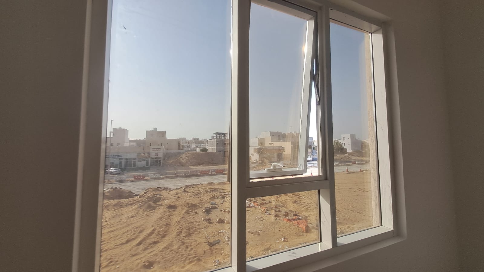 Luxury villa with swimming pool in Al-Haylo area, close to the mosque and children's play area. 13