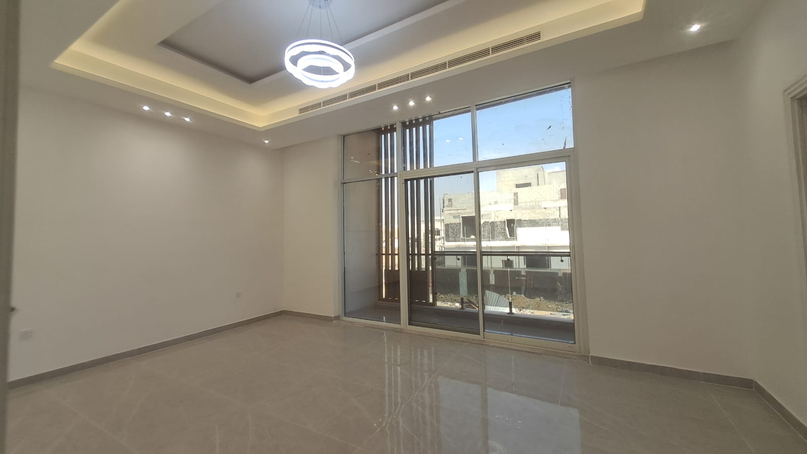 Luxury villa with swimming pool in Al-Haylo area, close to the mosque and children's play area. 14