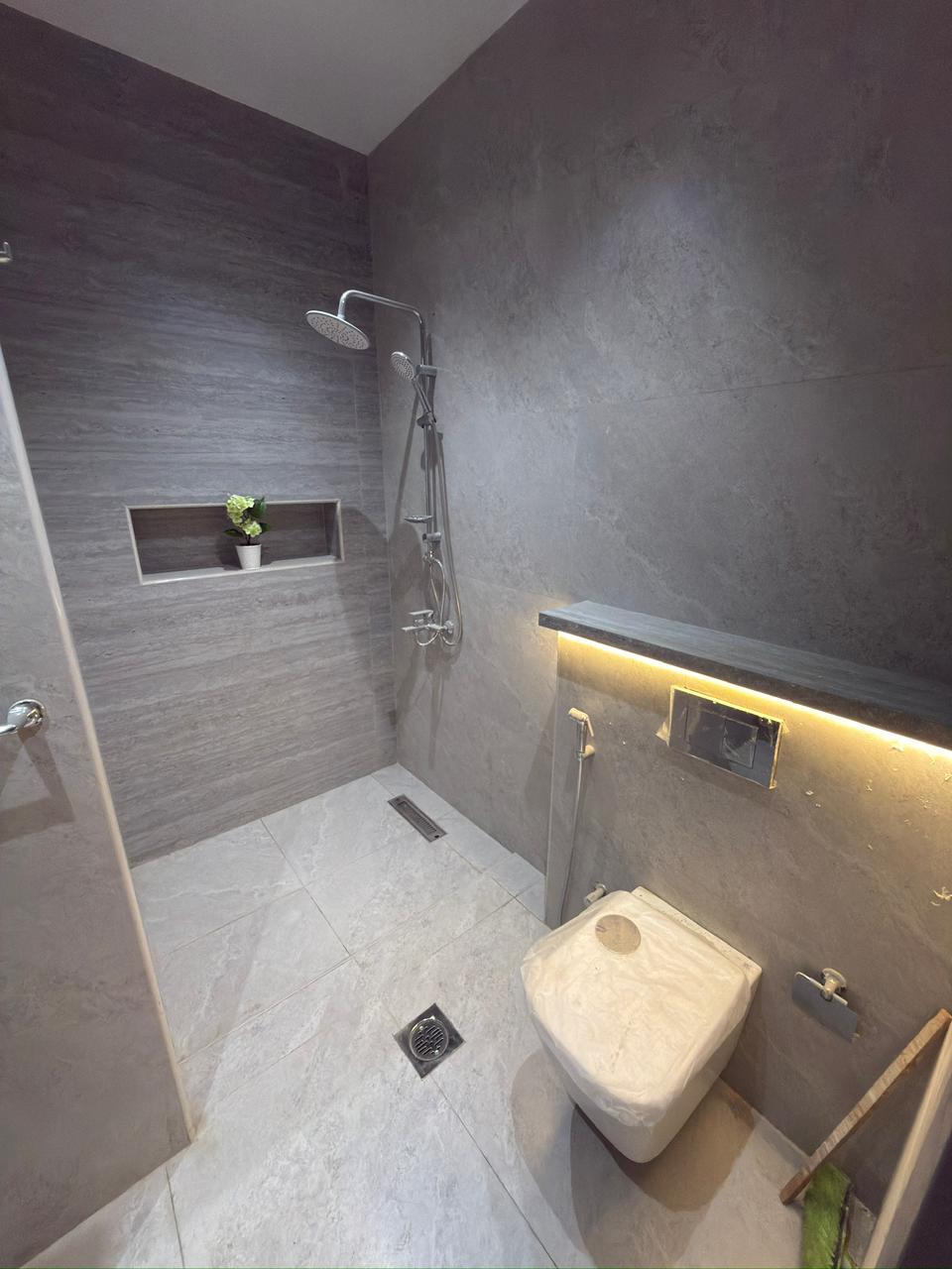 - *For Sale: 9 Townhouses* *in Al Helio Center 2, Ajman* on the main road leading to Al Zahia Roundabout. 25-meter setback from the street. 5 bedrooms and a roof terrace. Modern decor on ceilings and walls. Area: 2800 sq ft. *Includes registration fees, electricity, and air conditioning.* *Asking price: AED 1,470,000* *Negotiable* 5