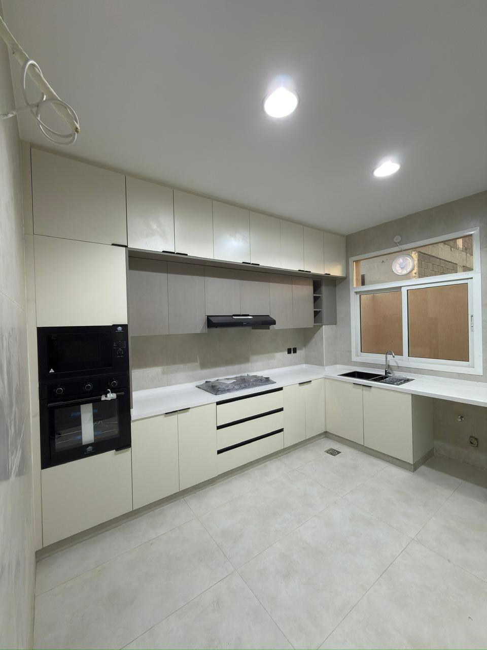 - *For Sale: 9 Townhouses* *in Al Helio Center 2, Ajman* on the main road leading to Al Zahia Roundabout. 25-meter setback from the street. 5 bedrooms and a roof terrace. Modern decor on ceilings and walls. Area: 2800 sq ft. *Includes registration fees, electricity, and air conditioning.* *Asking price: AED 1,470,000* *Negotiable* 8