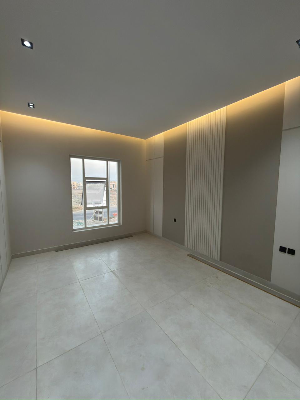 - *For Sale: 9 Townhouses* *in Al Helio Center 2, Ajman* on the main road leading to Al Zahia Roundabout. 25-meter setback from the street. 5 bedrooms and a roof terrace. Modern decor on ceilings and walls. Area: 2800 sq ft. *Includes registration fees, electricity, and air conditioning.* *Asking price: AED 1,470,000* *Negotiable* 14