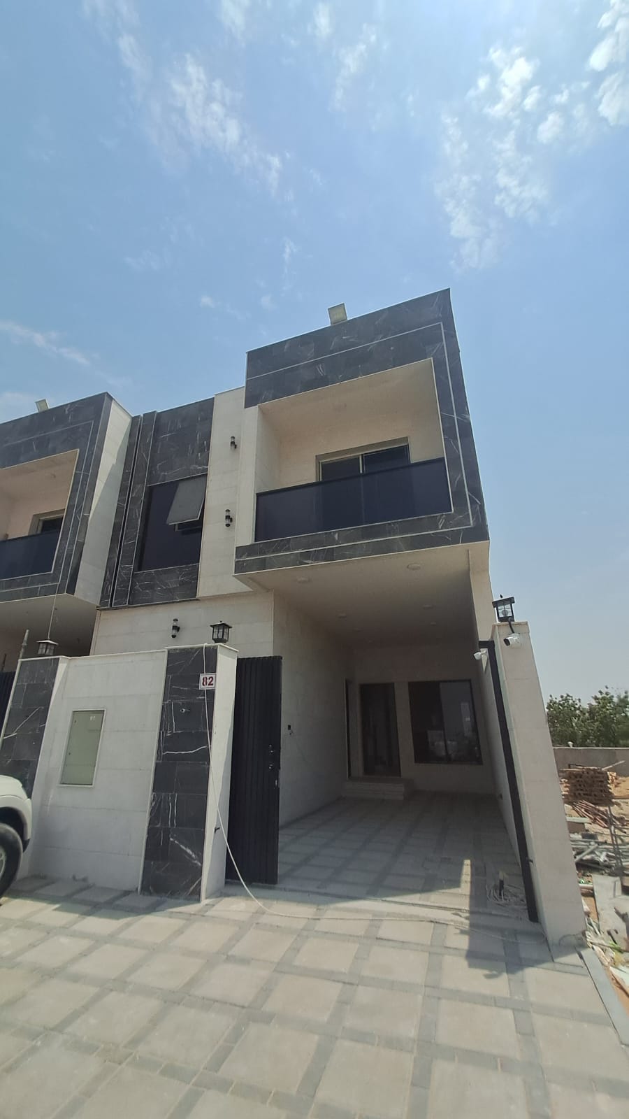 Townhouse in Al-Haylo area, 3 bedrooms and a maid's room, with indoor parking and an outdoor extension.