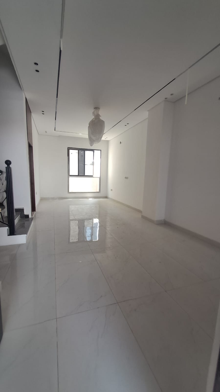 Townhouse in Al-Haylo area, 3 bedrooms and a maid's room, with indoor parking and an outdoor extension. 2