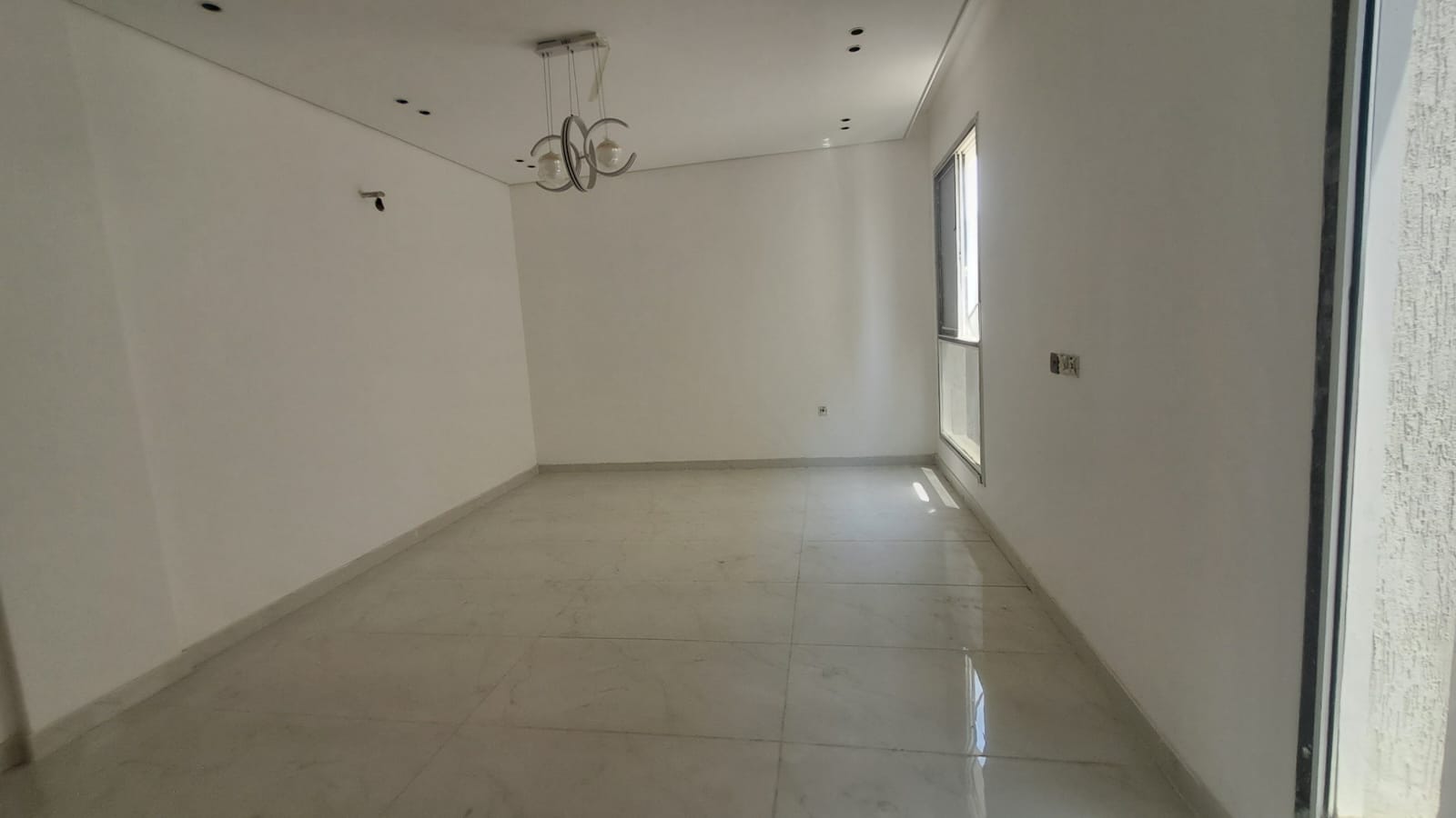 Townhouse in Al-Haylo area, 3 bedrooms and a maid's room, with indoor parking and an outdoor extension. 3
