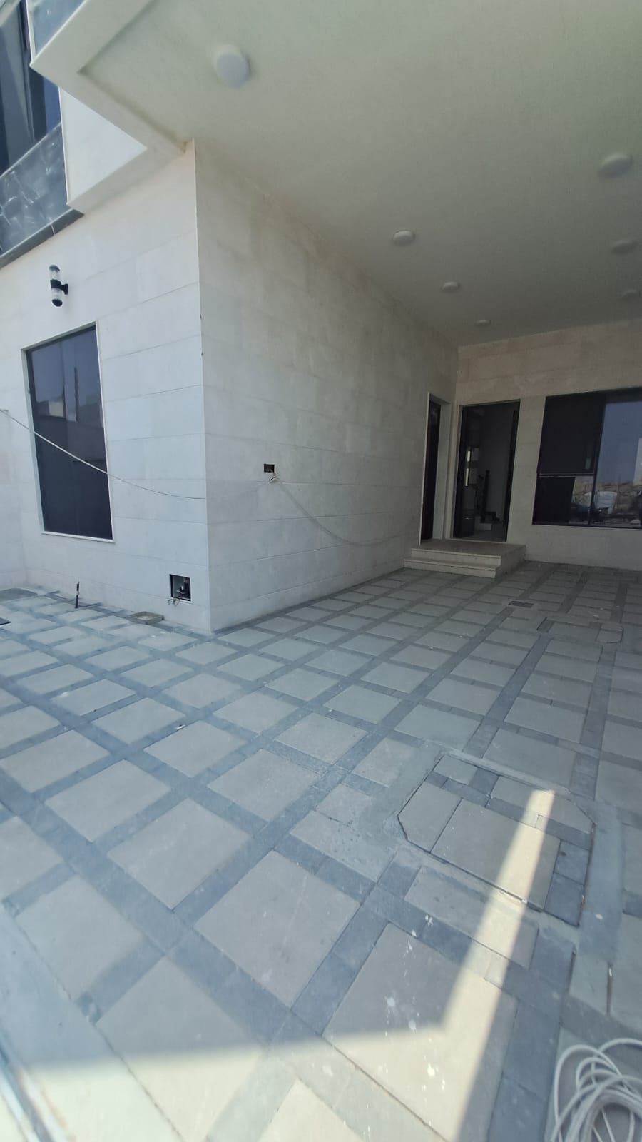 Townhouse in Al-Haylo area, 3 bedrooms and a maid's room, with indoor parking and an outdoor extension. 5