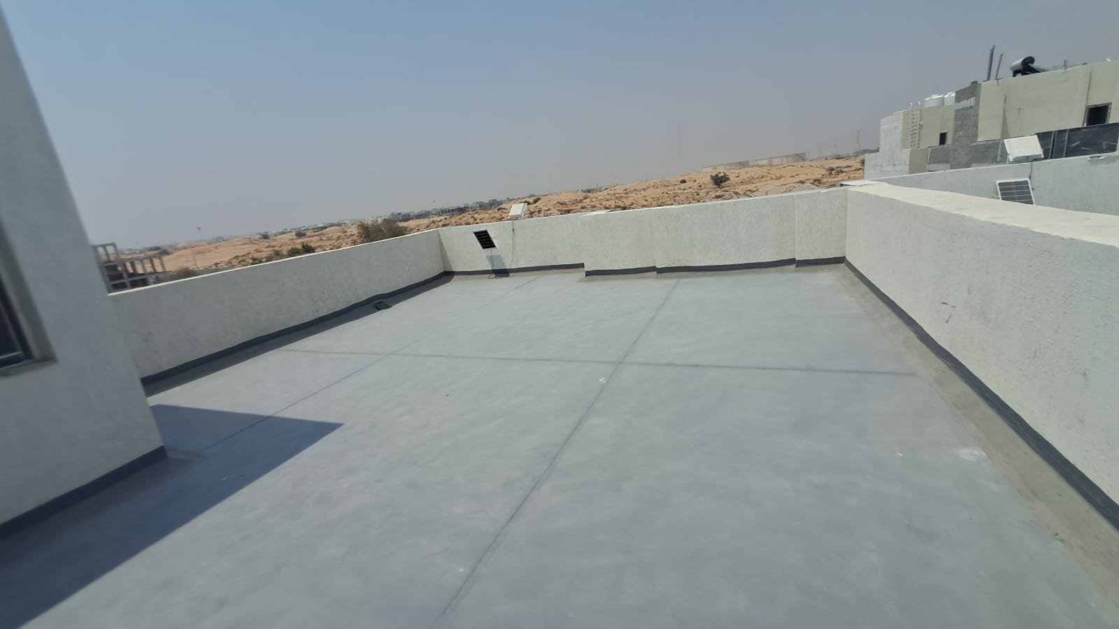 Townhouse in Al-Haylo area, 3 bedrooms and a maid's room, with indoor parking and an outdoor extension. 6