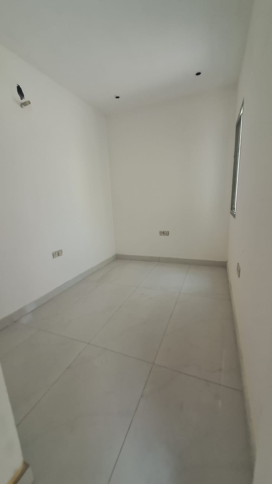 Townhouse in Al-Haylo area, 3 bedrooms and a maid's room, with indoor parking and an outdoor extension. 7