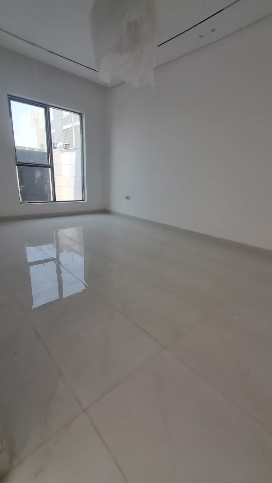 Townhouse in Al-Haylo area, 3 bedrooms and a maid's room, with indoor parking and an outdoor extension. 9