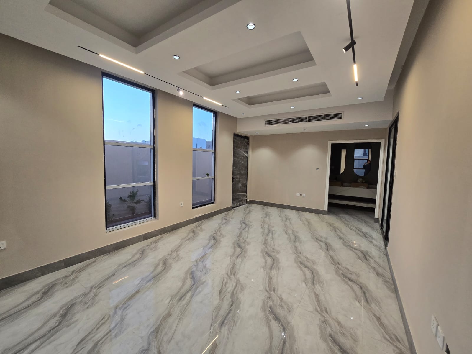 Luxury villa for sale in Al Bahia – Ajman | Excellent investment. A rare opportunity to own a spacious villa with a practical design and a quiet location suitable for families and investment. ✨ 📍 Al Bahia – Ajman. Land area: 280 sq m. Built-up area: approximately 4300 sq ft. 🛏️ Details: • 6 spacious bedrooms • Maid's room • 9 bathrooms • Large majlis (formal sitting room) • Guest lounge • Large main kitchen • Two preparation kitchens on the second floor and roof • Two parking spaces inside the house ✨ Features: • Spacious and comfortable design • Suitable for family living or investment • Quiet location close to services • Ready to move in immediately. Includes kitchen appliances, air conditioning for the entire villa, and registration fees. 💰 Price: (AED 1,950,000) 3