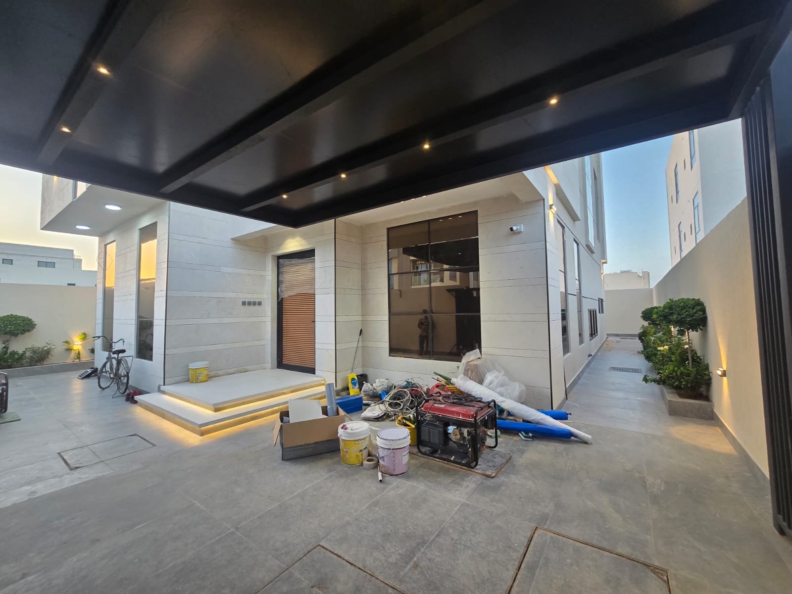 Luxury villa for sale in Al Bahia – Ajman | Excellent investment. A rare opportunity to own a spacious villa with a practical design and a quiet location suitable for families and investment. ✨ 📍 Al Bahia – Ajman. Land area: 280 sq m. Built-up area: approximately 4300 sq ft. 🛏️ Details: • 6 spacious bedrooms • Maid's room • 9 bathrooms • Large majlis (formal sitting room) • Guest lounge • Large main kitchen • Two preparation kitchens on the second floor and roof • Two parking spaces inside the house ✨ Features: • Spacious and comfortable design • Suitable for family living or investment • Quiet location close to services • Ready to move in immediately. Includes kitchen appliances, air conditioning for the entire villa, and registration fees. 💰 Price: (AED 1,950,000) 7