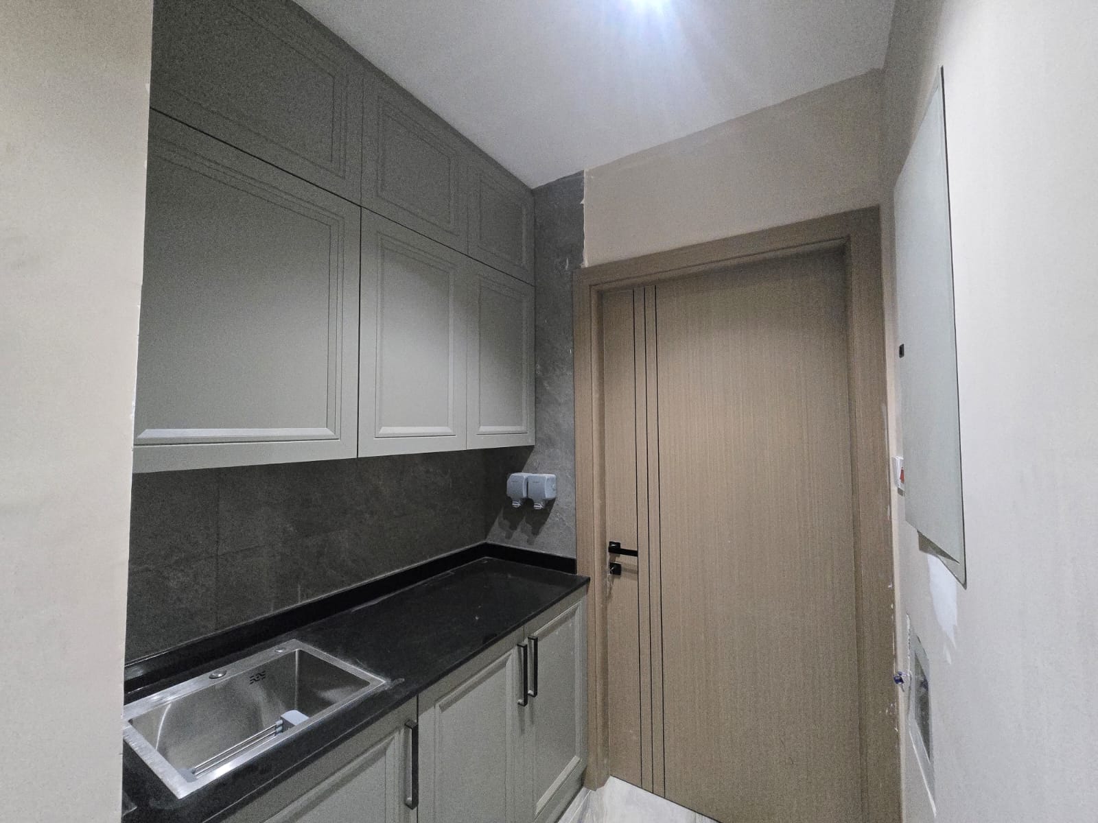 Luxury villa for sale in Al Bahia – Ajman | Excellent investment. A rare opportunity to own a spacious villa with a practical design and a quiet location suitable for families and investment. ✨ 📍 Al Bahia – Ajman. Land area: 280 sq m. Built-up area: approximately 4300 sq ft. 🛏️ Details: • 6 spacious bedrooms • Maid's room • 9 bathrooms • Large majlis (formal sitting room) • Guest lounge • Large main kitchen • Two preparation kitchens on the second floor and roof • Two parking spaces inside the house ✨ Features: • Spacious and comfortable design • Suitable for family living or investment • Quiet location close to services • Ready to move in immediately. Includes kitchen appliances, air conditioning for the entire villa, and registration fees. 💰 Price: (AED 1,950,000) 9