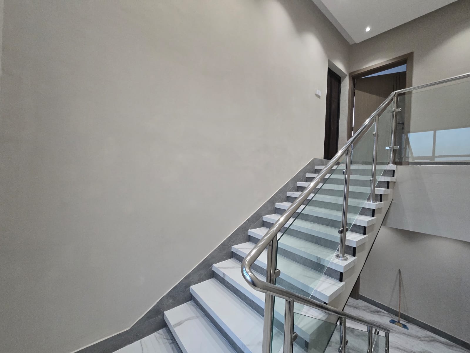 Luxury villa for sale in Al Bahia – Ajman | Excellent investment. A rare opportunity to own a spacious villa with a practical design and a quiet location suitable for families and investment. ✨ 📍 Al Bahia – Ajman. Land area: 280 sq m. Built-up area: approximately 4300 sq ft. 🛏️ Details: • 6 spacious bedrooms • Maid's room • 9 bathrooms • Large majlis (formal sitting room) • Guest lounge • Large main kitchen • Two preparation kitchens on the second floor and roof • Two parking spaces inside the house ✨ Features: • Spacious and comfortable design • Suitable for family living or investment • Quiet location close to services • Ready to move in immediately. Includes kitchen appliances, air conditioning for the entire villa, and registration fees. 💰 Price: (AED 1,950,000) 13