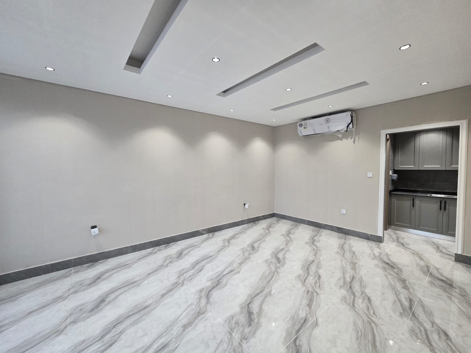 Luxury villa for sale in Al Bahia – Ajman | Excellent investment. A rare opportunity to own a spacious villa with a practical design and a quiet location suitable for families and investment. ✨ 📍 Al Bahia – Ajman. Land area: 280 sq m. Built-up area: approximately 4300 sq ft. 🛏️ Details: • 6 spacious bedrooms • Maid's room • 9 bathrooms • Large majlis (formal sitting room) • Guest lounge • Large main kitchen • Two preparation kitchens on the second floor and roof • Two parking spaces inside the house ✨ Features: • Spacious and comfortable design • Suitable for family living or investment • Quiet location close to services • Ready to move in immediately. Includes kitchen appliances, air conditioning for the entire villa, and registration fees. 💰 Price: (AED 1,950,000) 14