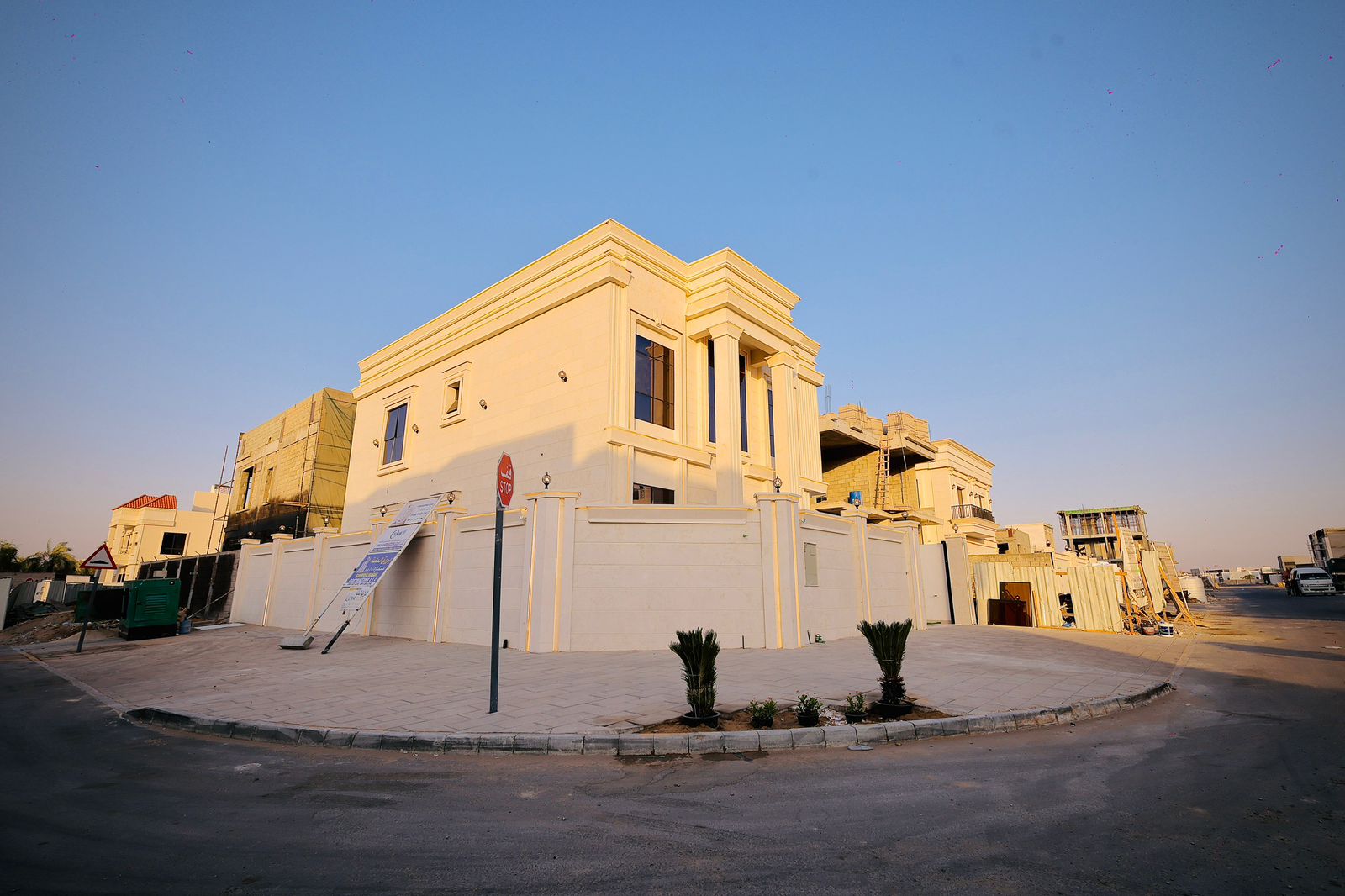 Villa for sale in Al-Haylo area, 5 master bedrooms + maid's room
