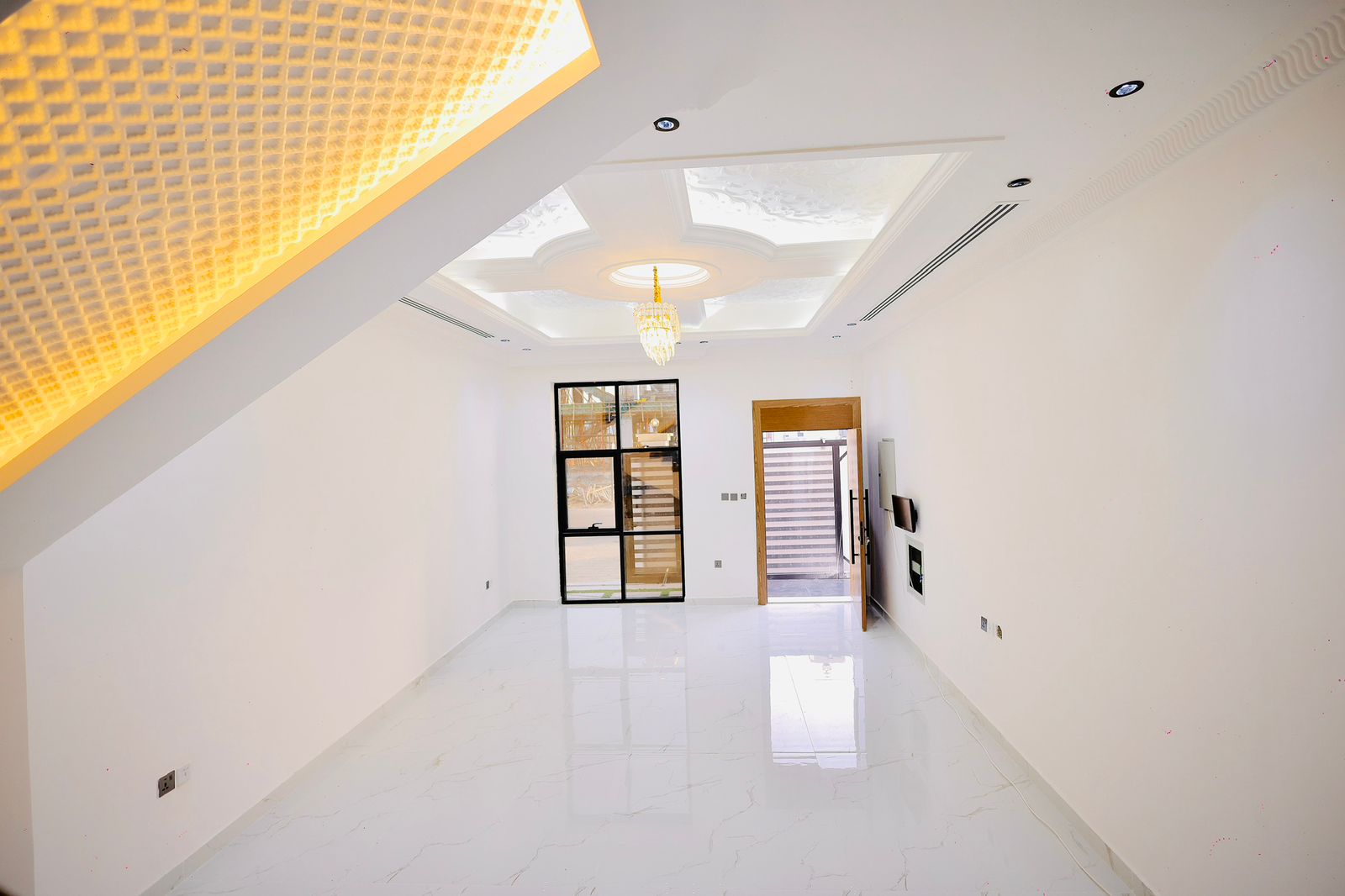 Villa for sale in Al-Haylo area, 5 master bedrooms + maid's room 2