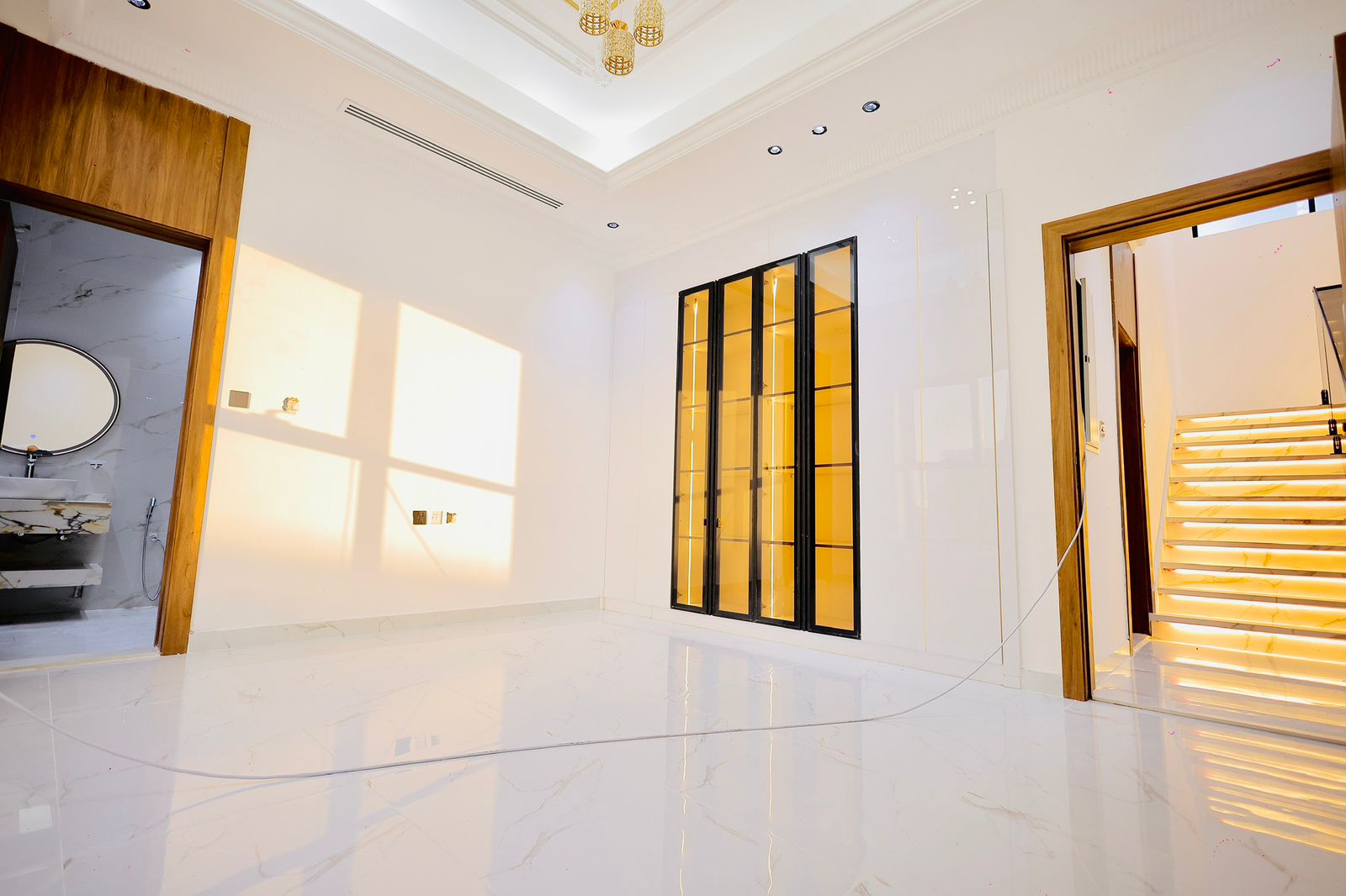 Villa for sale in Al-Haylo area, 5 master bedrooms + maid's room 4