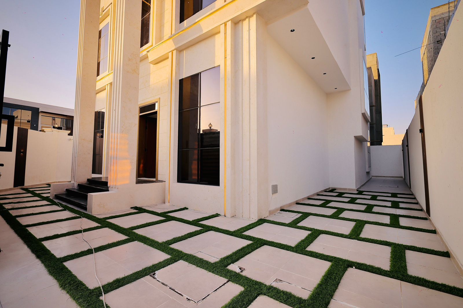 Villa for sale in Al-Haylo area, 5 master bedrooms + maid's room 7
