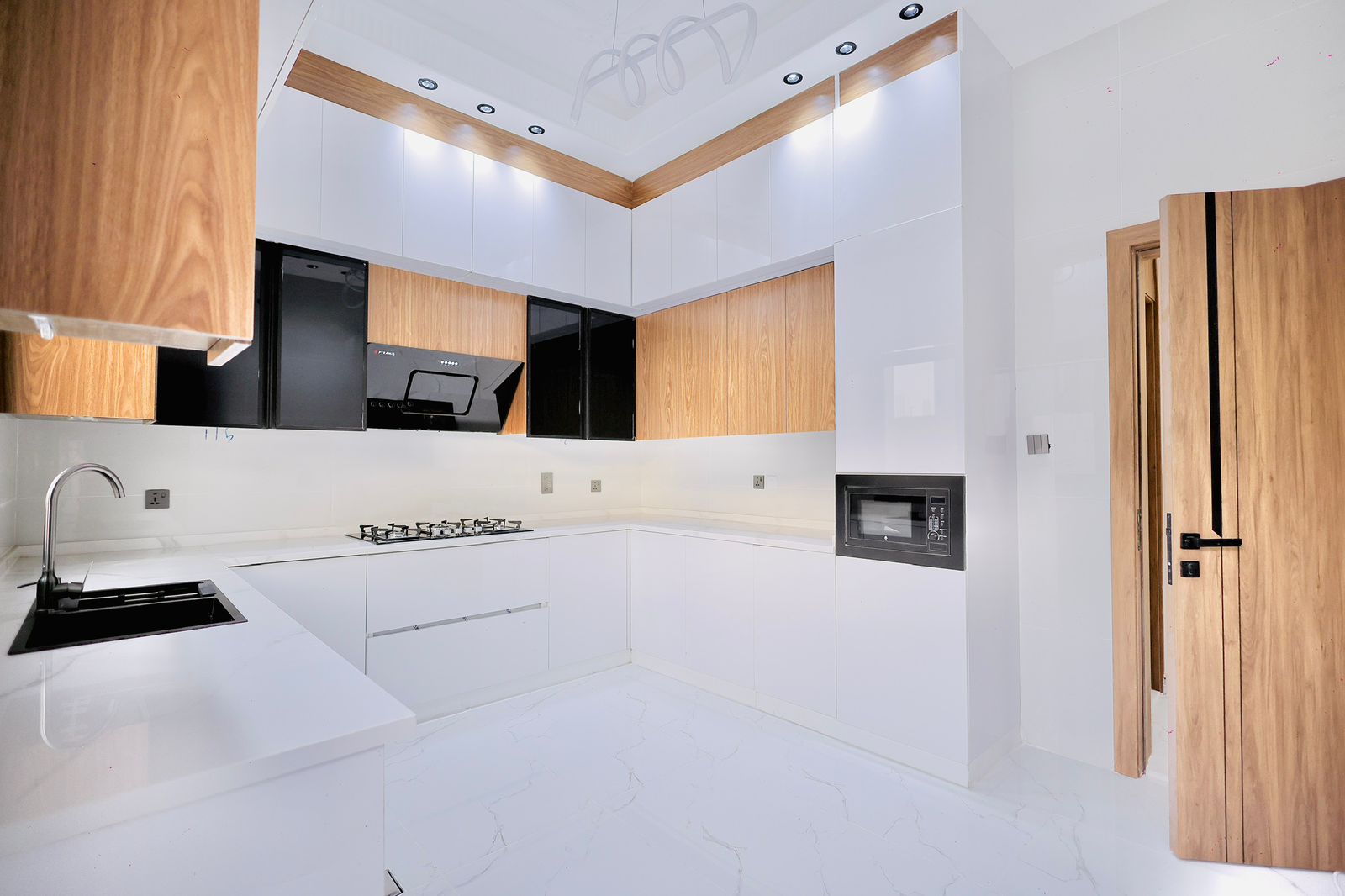 Villa for sale in Al-Haylo area, 5 master bedrooms + maid's room 8