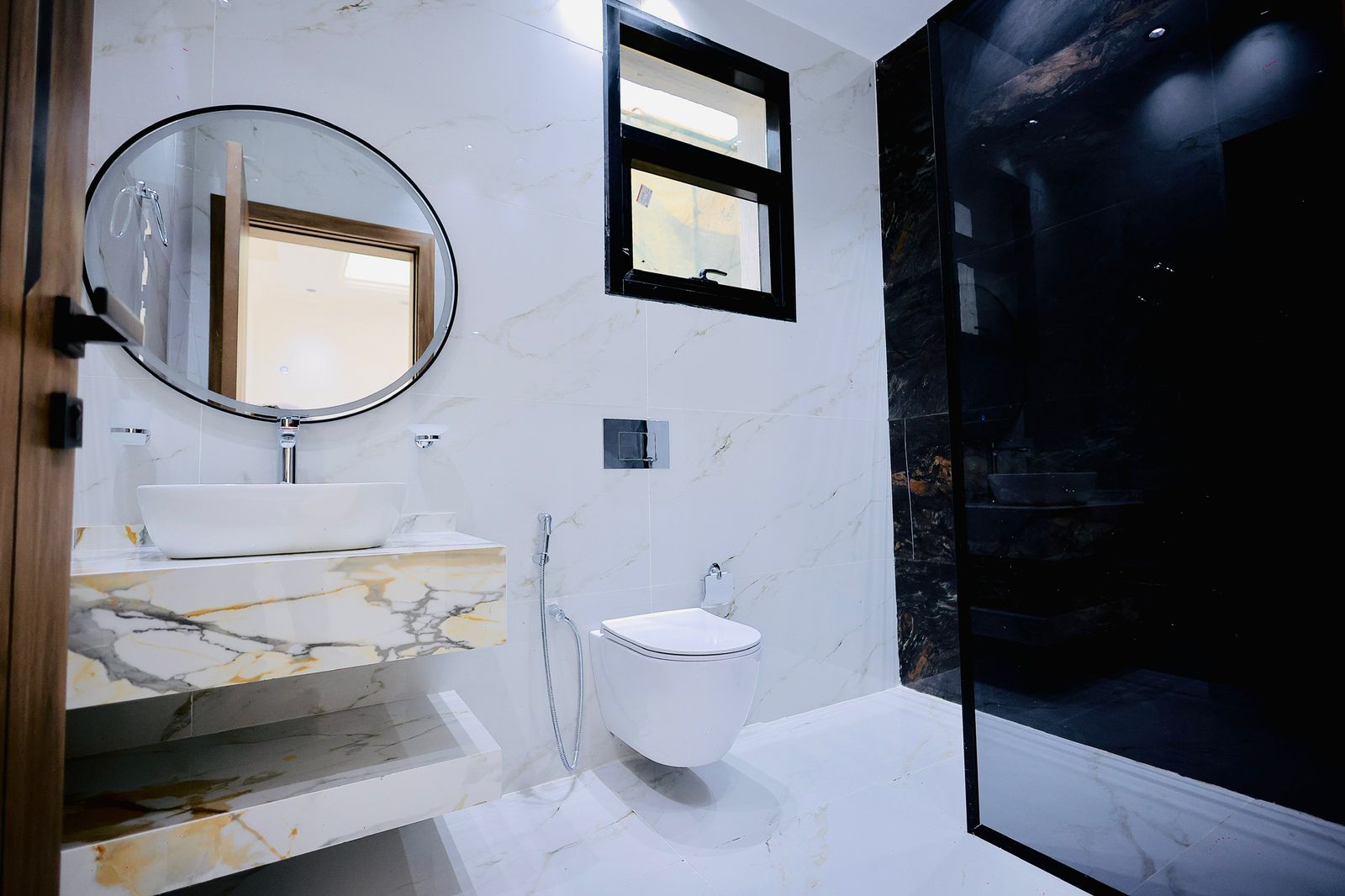 Villa for sale in Al-Haylo area, 5 master bedrooms + maid's room 11