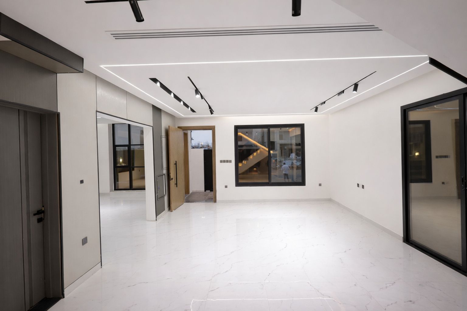 Villa for sale in Al-Haylo area, 5 master bedrooms + maid's room 12