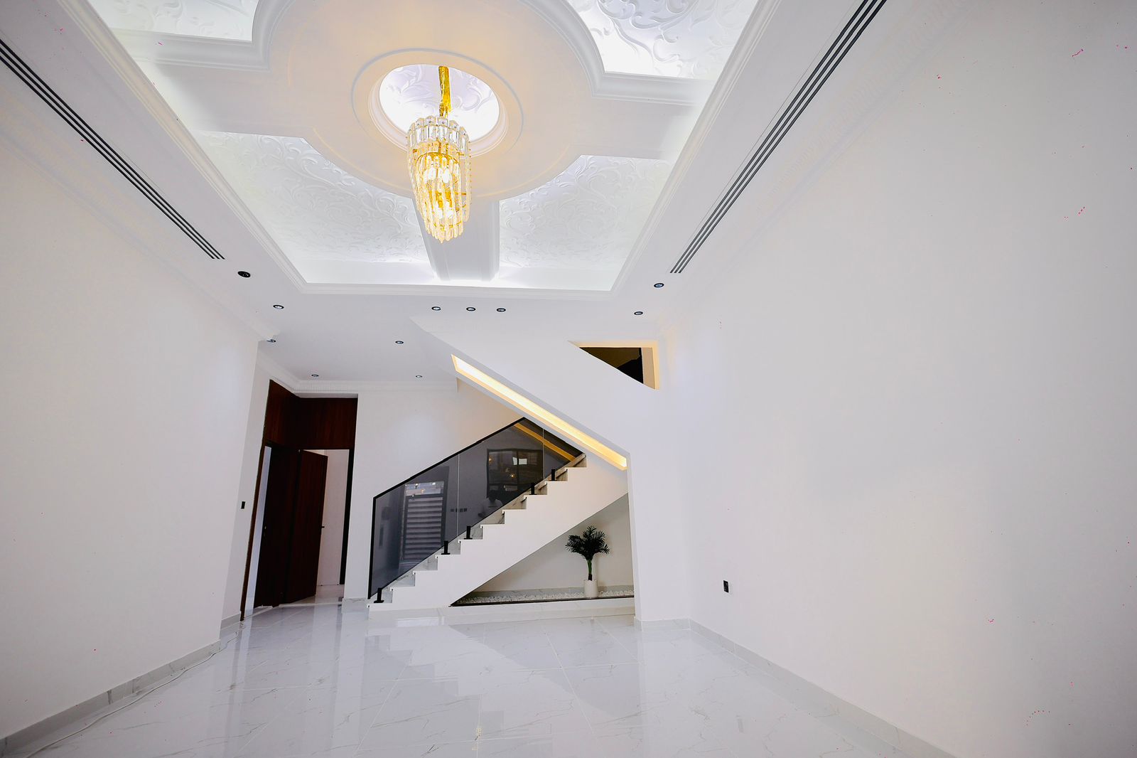 Villa for sale in Al-Haylo area, 5 master bedrooms + maid's room 13