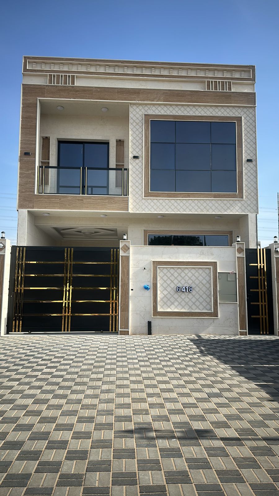 A detached villa for sale consisting of 5 master bedrooms, a living room, and a majlis (formal sitting room). It features split air conditioning. The land area is 1722 square meters, and the building area is 2800 square meters. The price is 1,400,000 (presumably 1,400,000). Located in Al Yasmin.