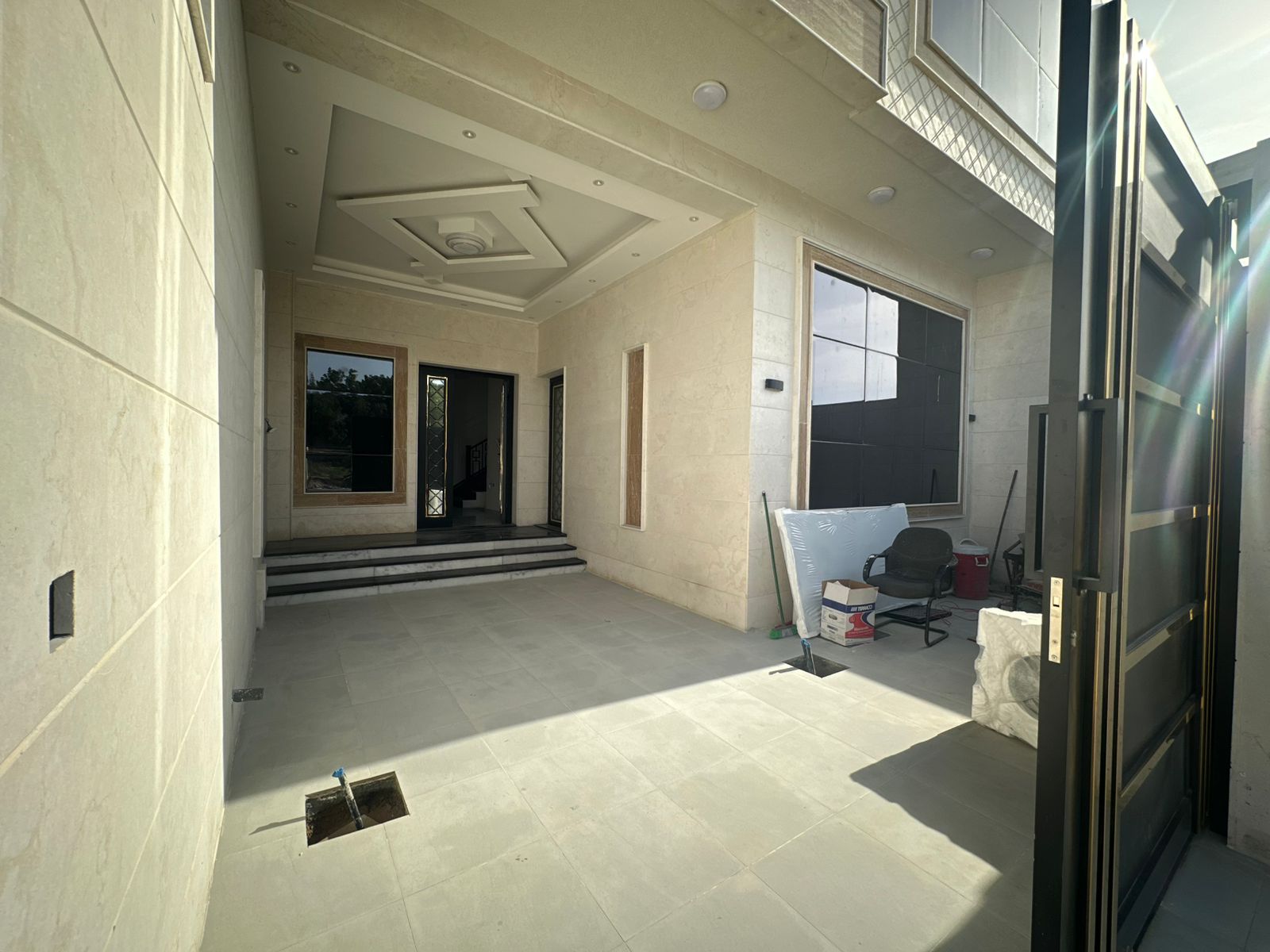 A detached villa for sale consisting of 5 master bedrooms, a living room, and a majlis (formal sitting room). It features split air conditioning. The land area is 1722 square meters, and the building area is 2800 square meters. The price is 1,400,000 (presumably 1,400,000). Located in Al Yasmin. 2