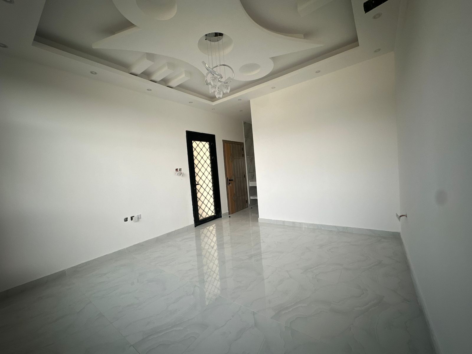A detached villa for sale consisting of 5 master bedrooms, a living room, and a majlis (formal sitting room). It features split air conditioning. The land area is 1722 square meters, and the building area is 2800 square meters. The price is 1,400,000 (presumably 1,400,000). Located in Al Yasmin. 4