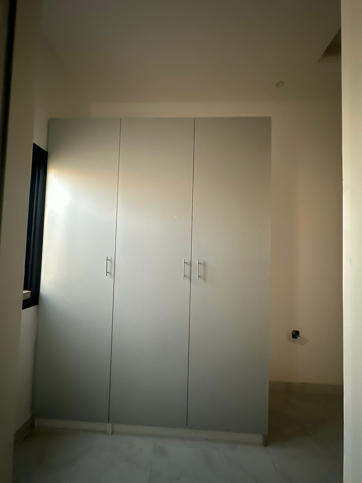A detached villa for sale consisting of 5 master bedrooms, a living room, and a majlis (formal sitting room). It features split air conditioning. The land area is 1722 square meters, and the building area is 2800 square meters. The price is 1,400,000 (presumably 1,400,000). Located in Al Yasmin. 15
