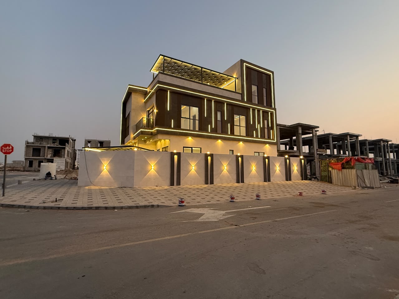 🏡 واجهتان من الحجر الفاخر… موقع مميز… وسعر شامل رسوم التسجيل والماء والكهرباء! فيلا تجمع الفخامة والموقع والسعر في فرصة واحدة لا تتكرر 🔥 6