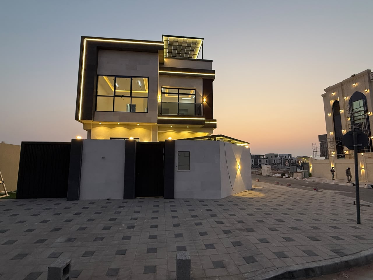🏡 واجهتان من الحجر الفاخر… موقع مميز… وسعر شامل رسوم التسجيل والماء والكهرباء! فيلا تجمع الفخامة والموقع والسعر في فرصة واحدة لا تتكرر 🔥 7