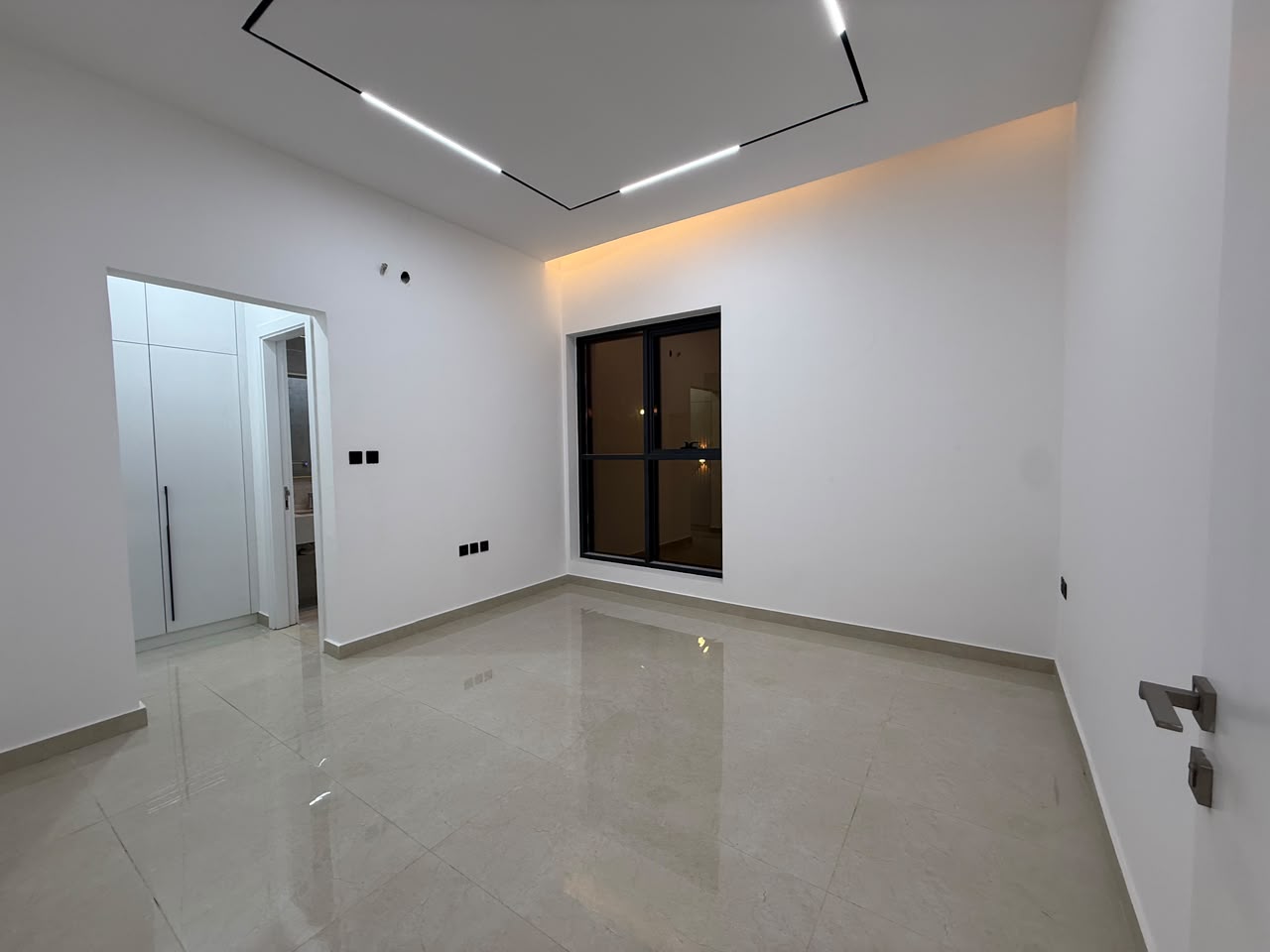 🏡 واجهتان من الحجر الفاخر… موقع مميز… وسعر شامل رسوم التسجيل والماء والكهرباء! فيلا تجمع الفخامة والموقع والسعر في فرصة واحدة لا تتكرر 🔥 8