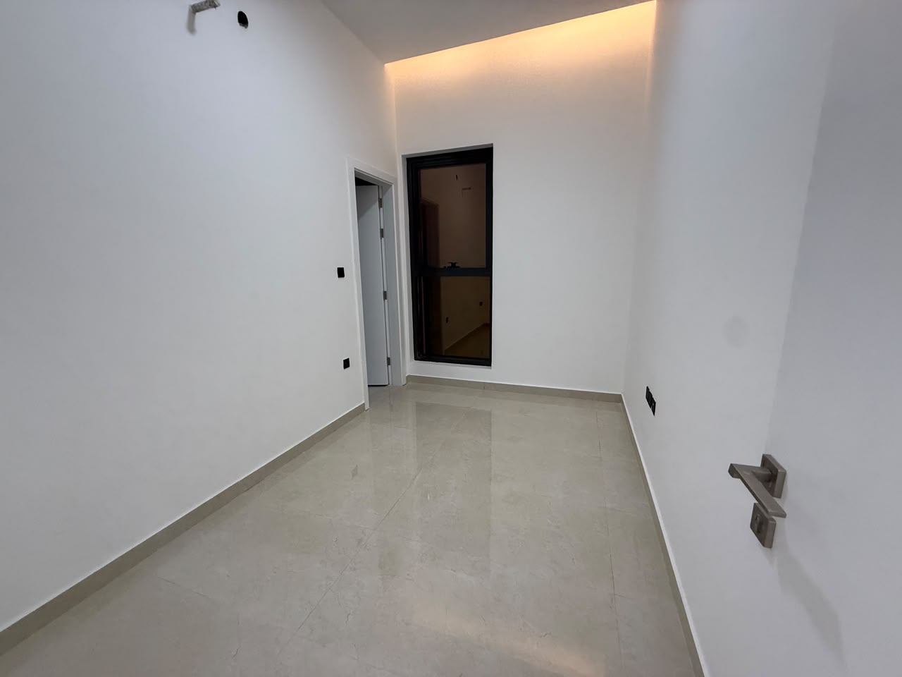 🏡 واجهتان من الحجر الفاخر… موقع مميز… وسعر شامل رسوم التسجيل والماء والكهرباء! فيلا تجمع الفخامة والموقع والسعر في فرصة واحدة لا تتكرر 🔥 10