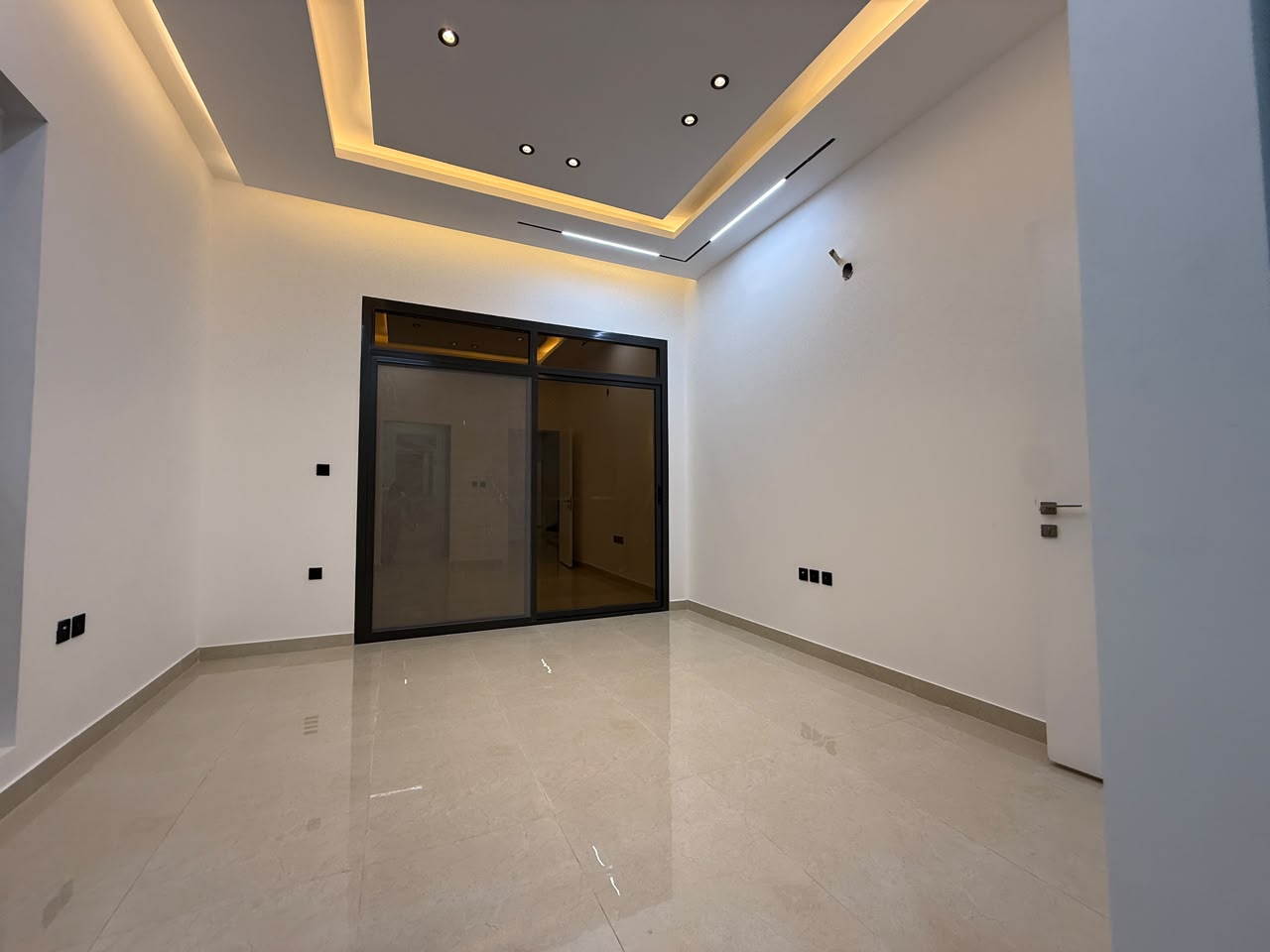 🏡 واجهتان من الحجر الفاخر… موقع مميز… وسعر شامل رسوم التسجيل والماء والكهرباء! فيلا تجمع الفخامة والموقع والسعر في فرصة واحدة لا تتكرر 🔥 12