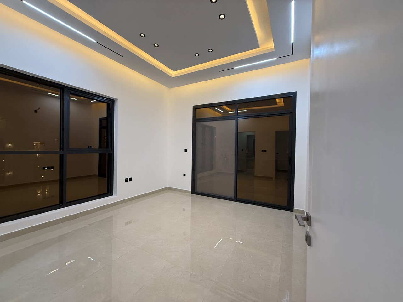 🏡 واجهتان من الحجر الفاخر… موقع مميز… وسعر شامل رسوم التسجيل والماء والكهرباء! فيلا تجمع الفخامة والموقع والسعر في فرصة واحدة لا تتكرر 🔥 13