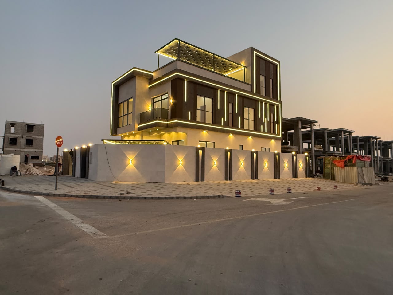 🏡 واجهتان من الحجر الفاخر… موقع مميز… وسعر شامل رسوم التسجيل والماء والكهرباء! فيلا تجمع الفخامة والموقع والسعر في فرصة واحدة لا تتكرر 🔥 14