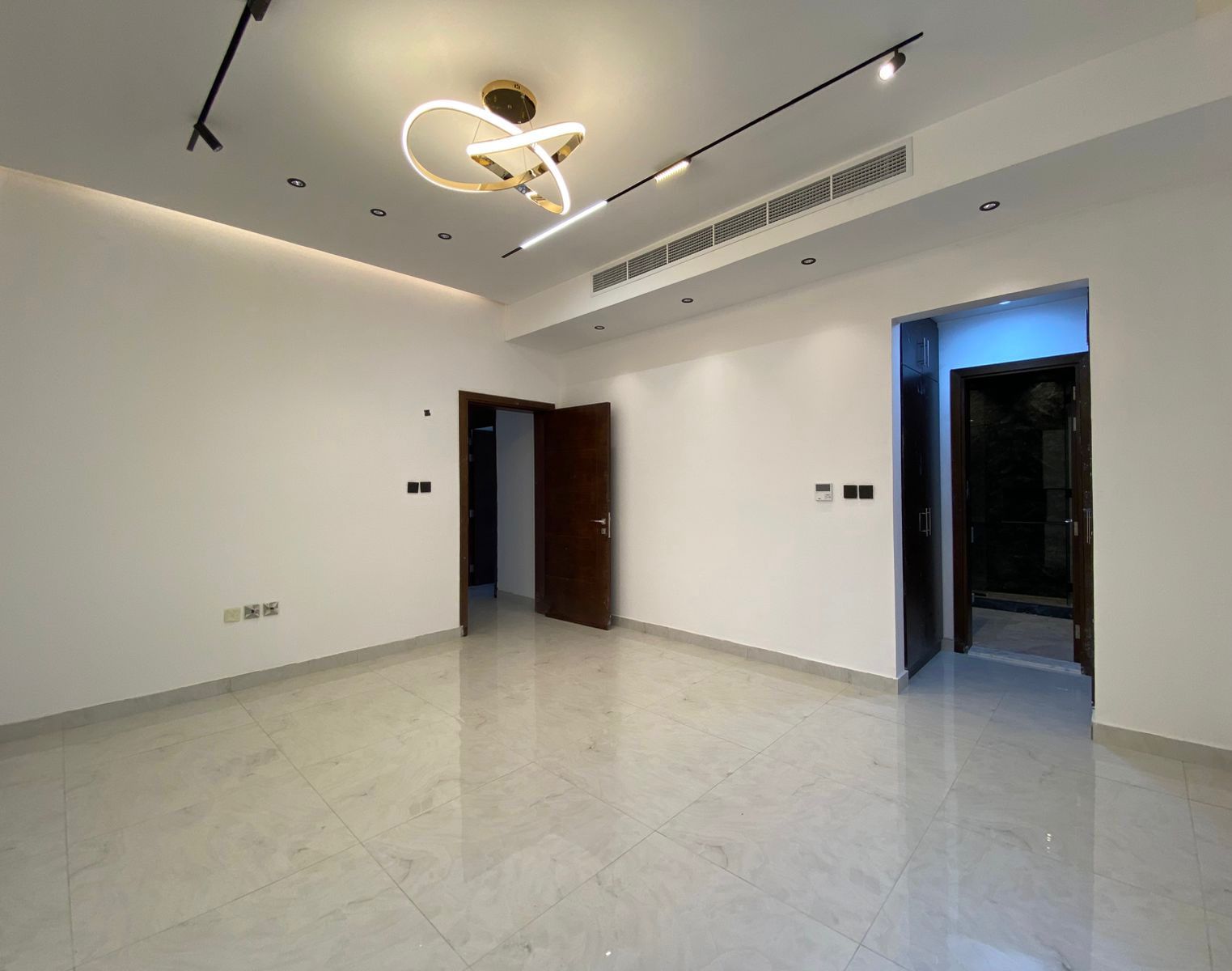 A once-in-a-lifetime opportunity! A luxurious villa that owns your dreams in Ajman with a very high finishing touch, and freehold ownership for all nationalities. 9