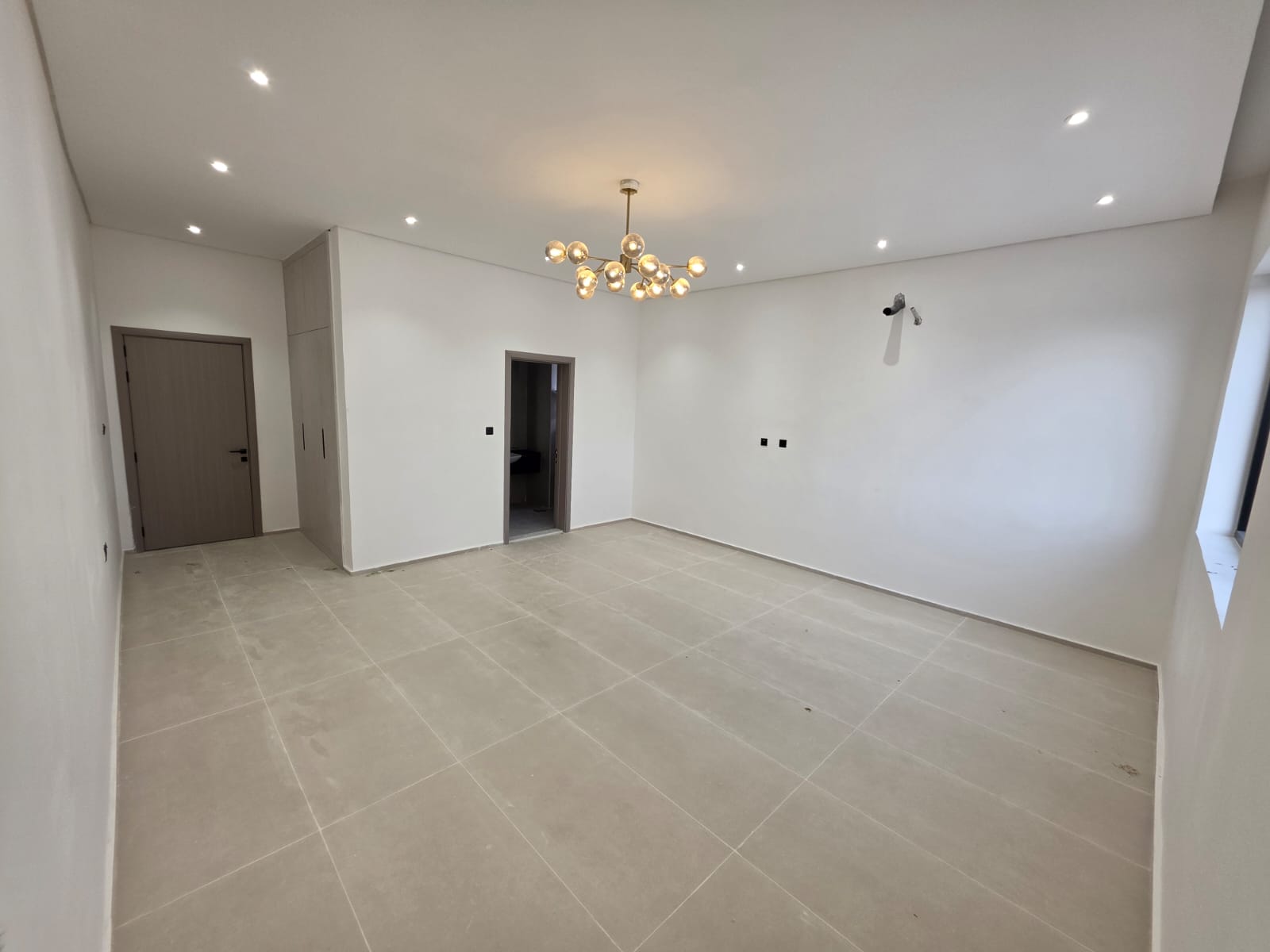 🏡 ليس كل يوم تجد فيلا زاوية... وهذه في الزاهية تجمع الفخامة والموقع المثالي. 2