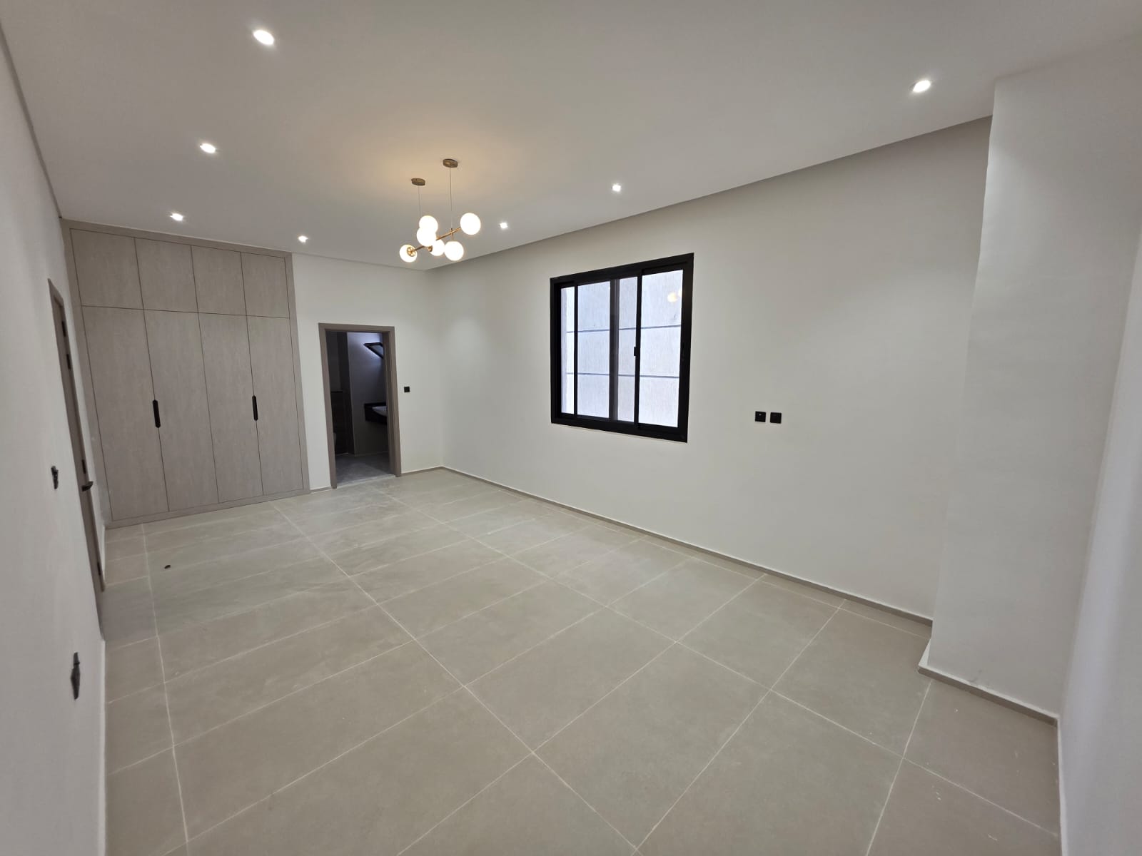 🏡 ليس كل يوم تجد فيلا زاوية... وهذه في الزاهية تجمع الفخامة والموقع المثالي. 4