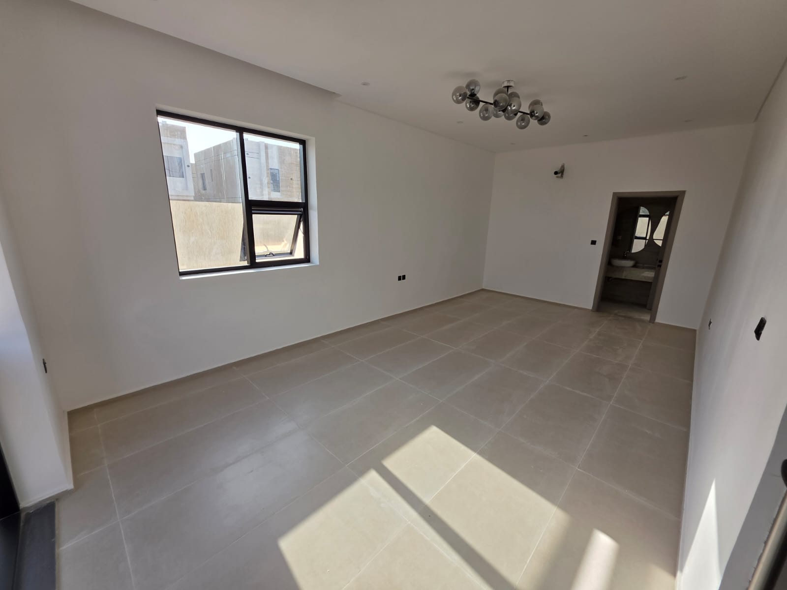 🏡 ليس كل يوم تجد فيلا زاوية... وهذه في الزاهية تجمع الفخامة والموقع المثالي. 9