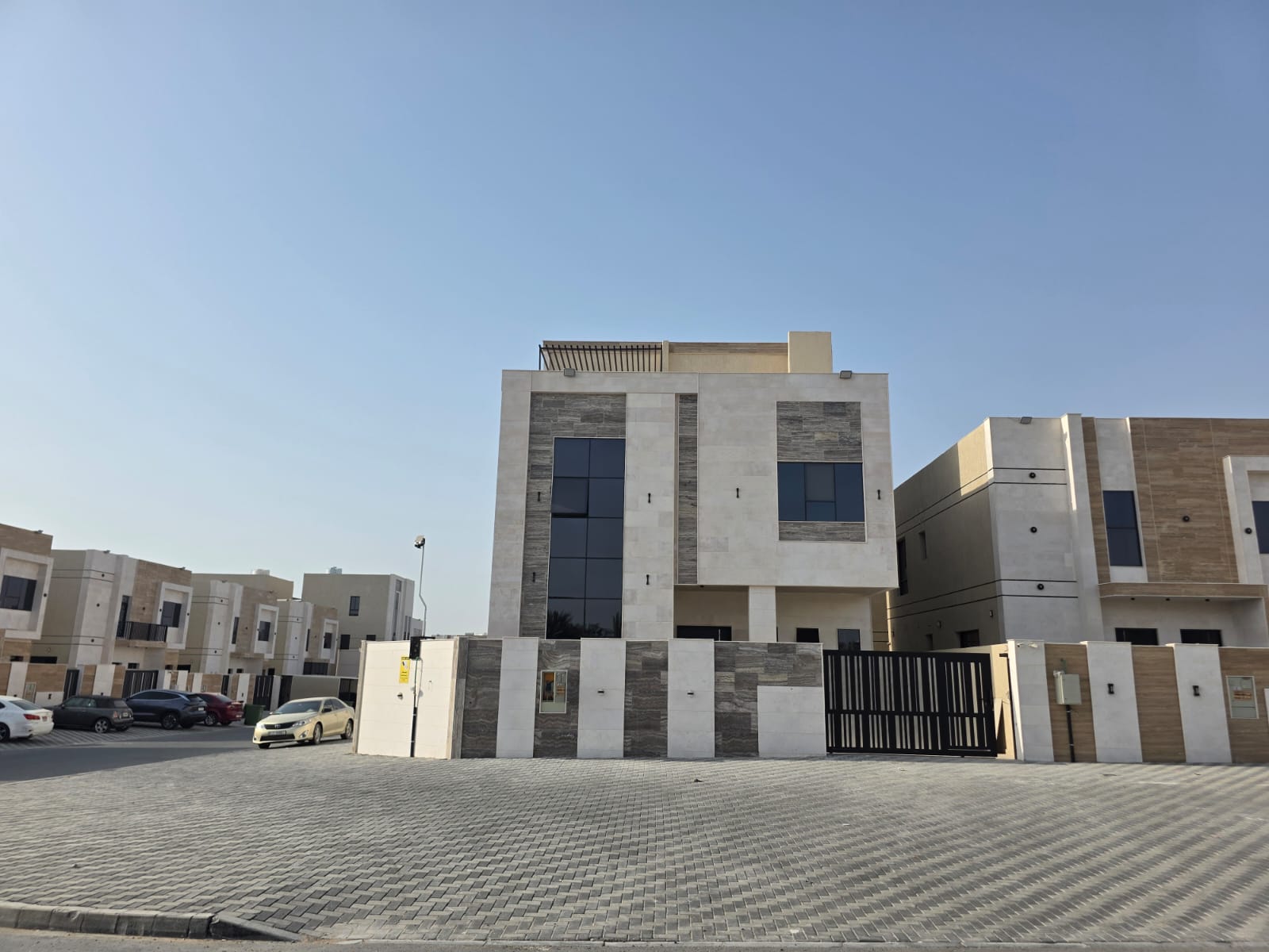 🏡 ليس كل يوم تجد فيلا زاوية... وهذه في الزاهية تجمع الفخامة والموقع المثالي. 12